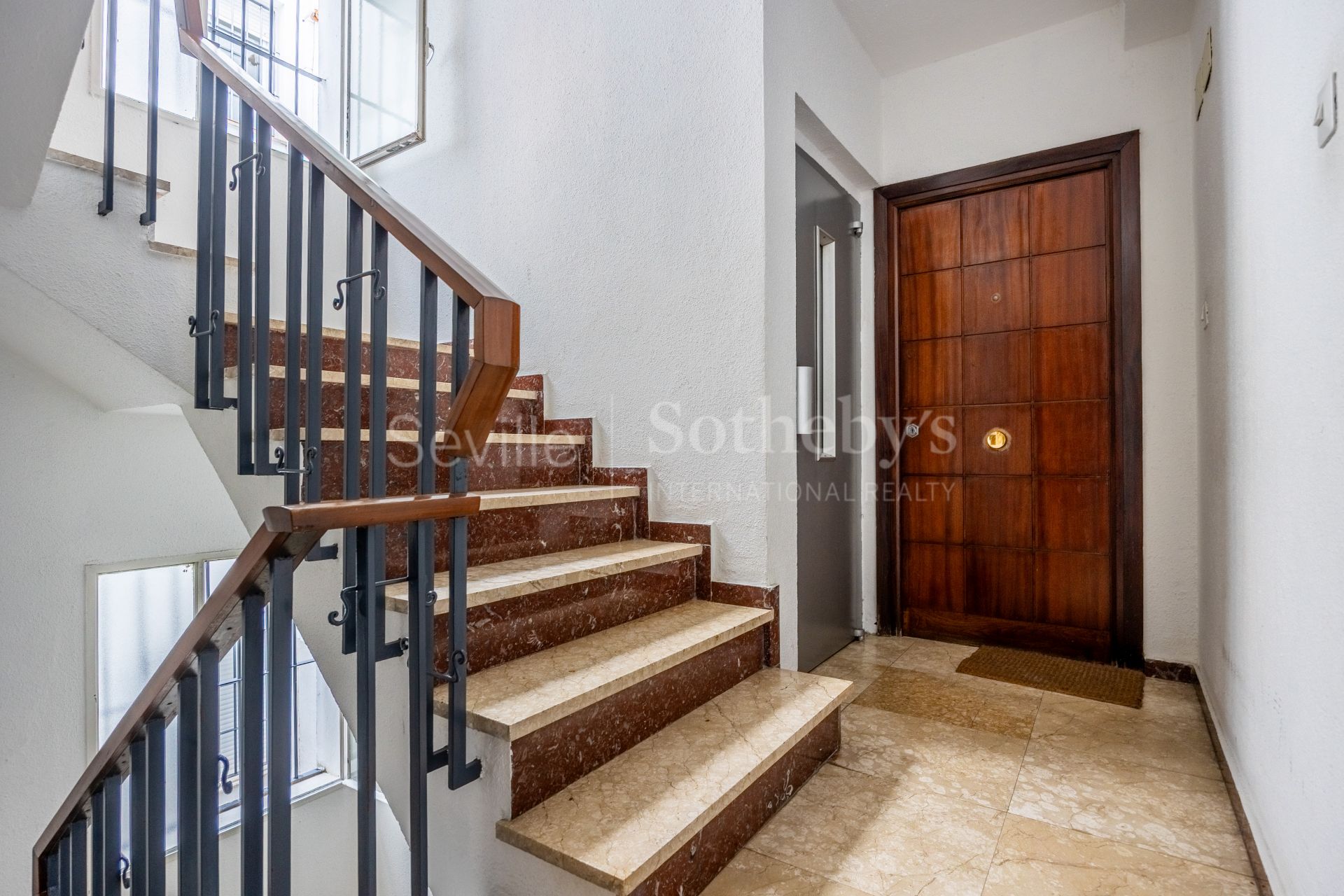 Five-room property in Seville's historic center and parking place