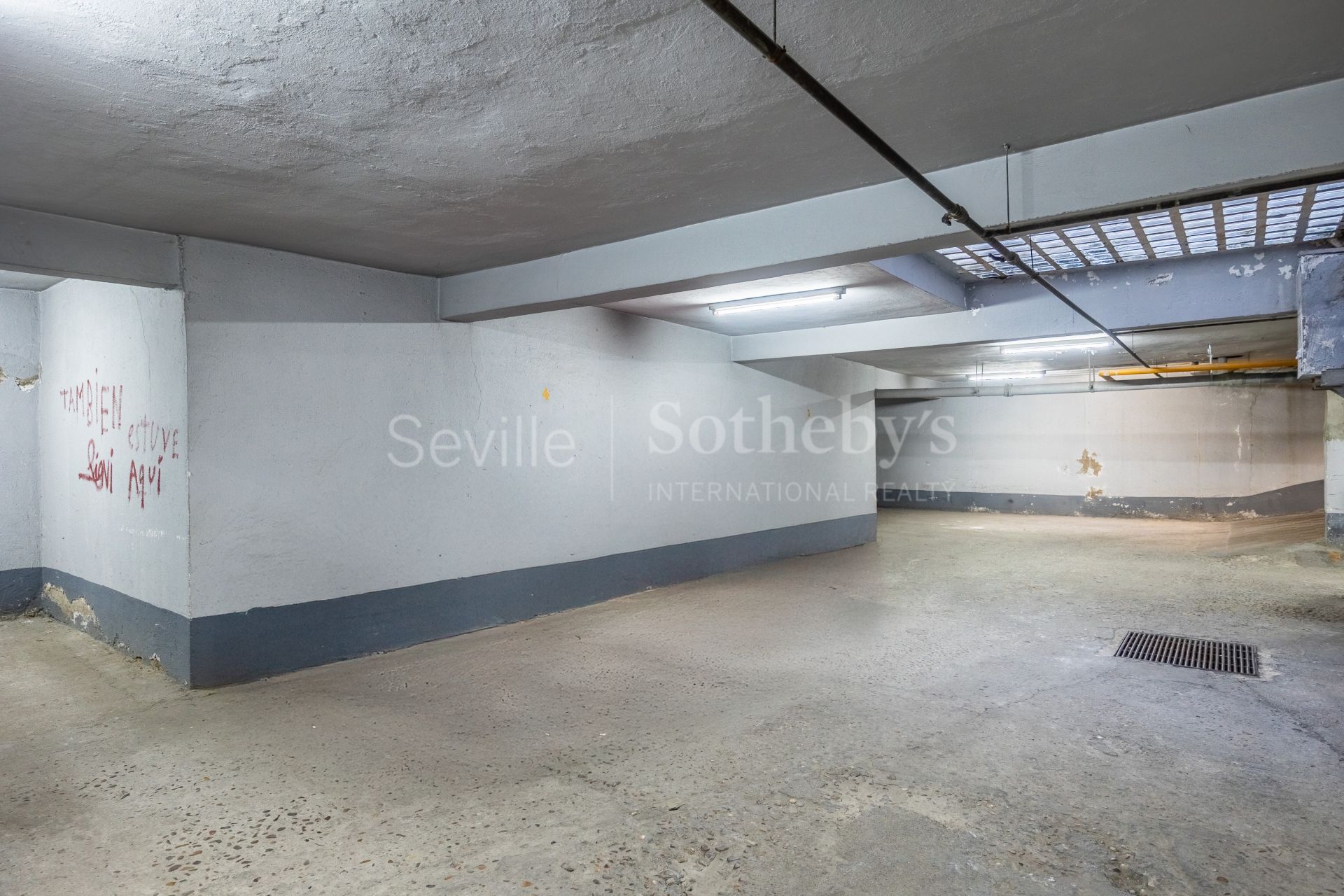 Five-room property in Seville's historic center and parking place