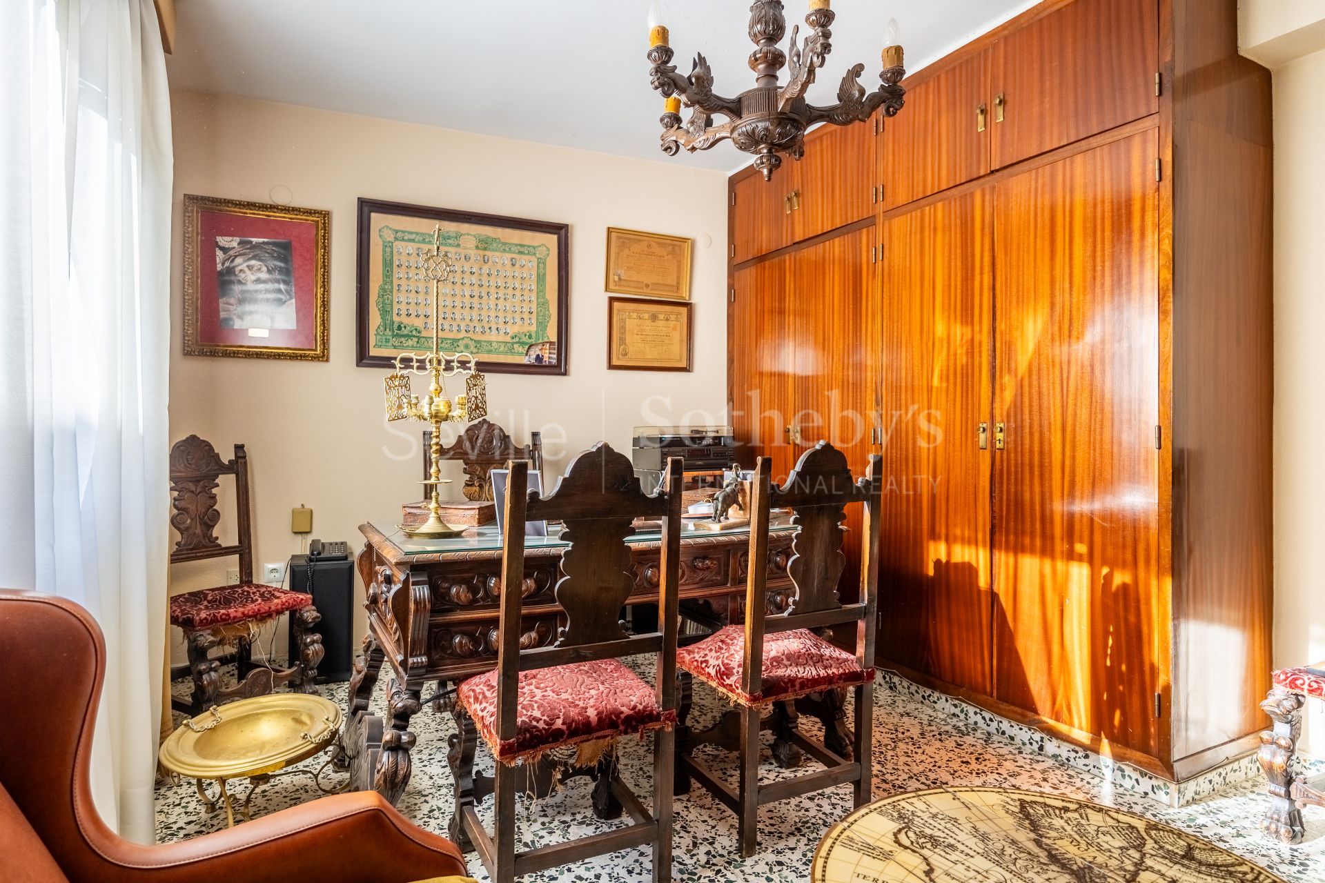 Five-room property in Seville's historic center and parking place