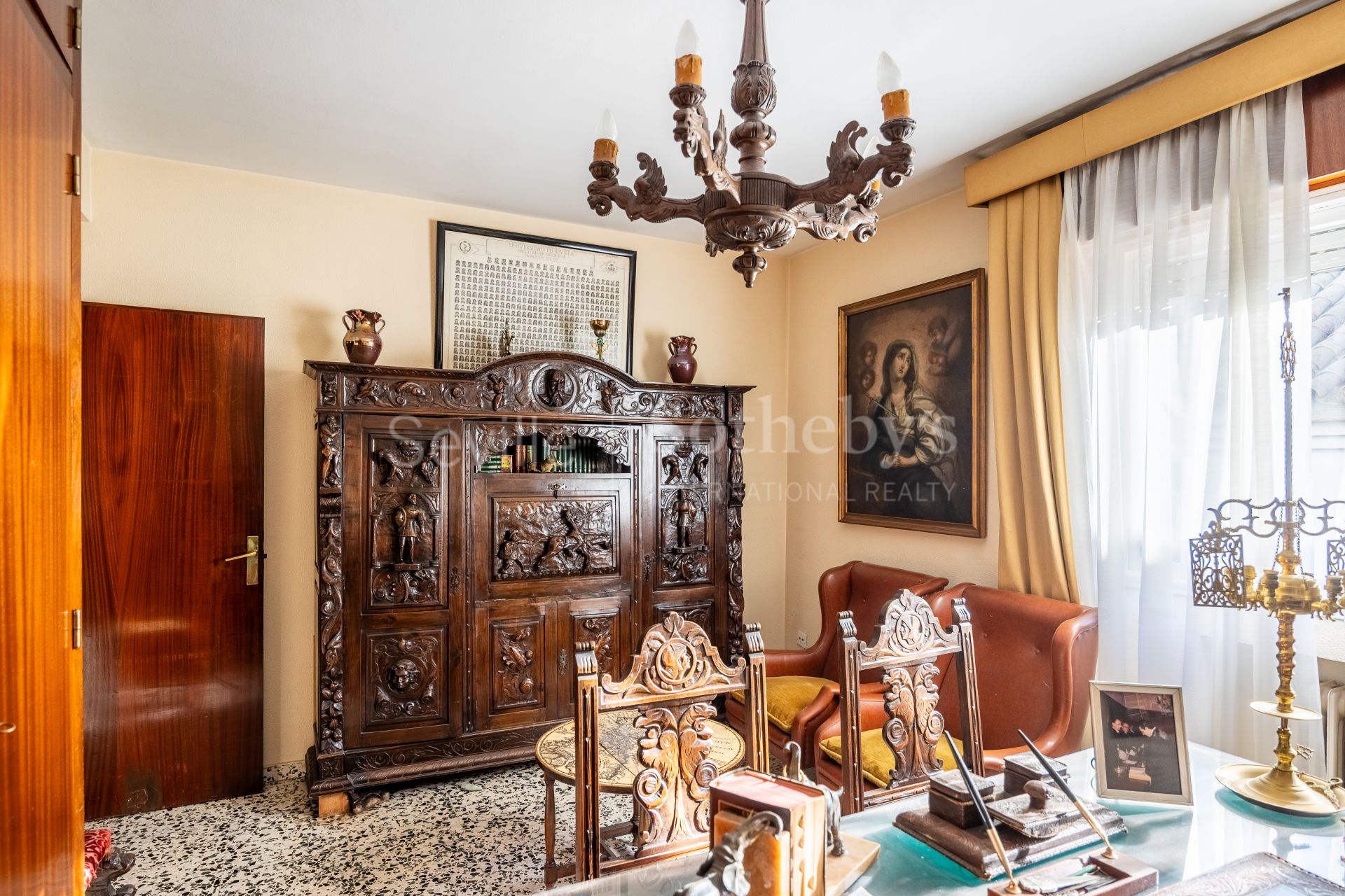 Five-room property in Seville's historic center and parking place