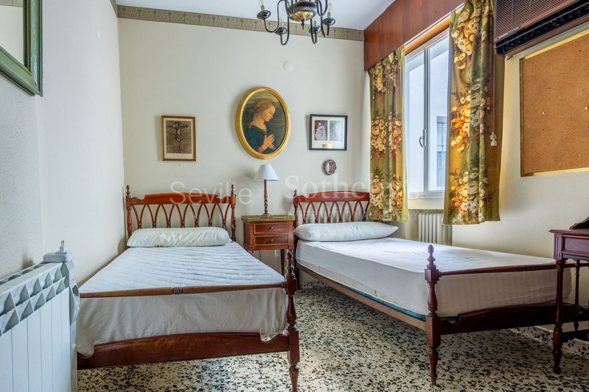 Five-room property in Seville's historic center and parking place