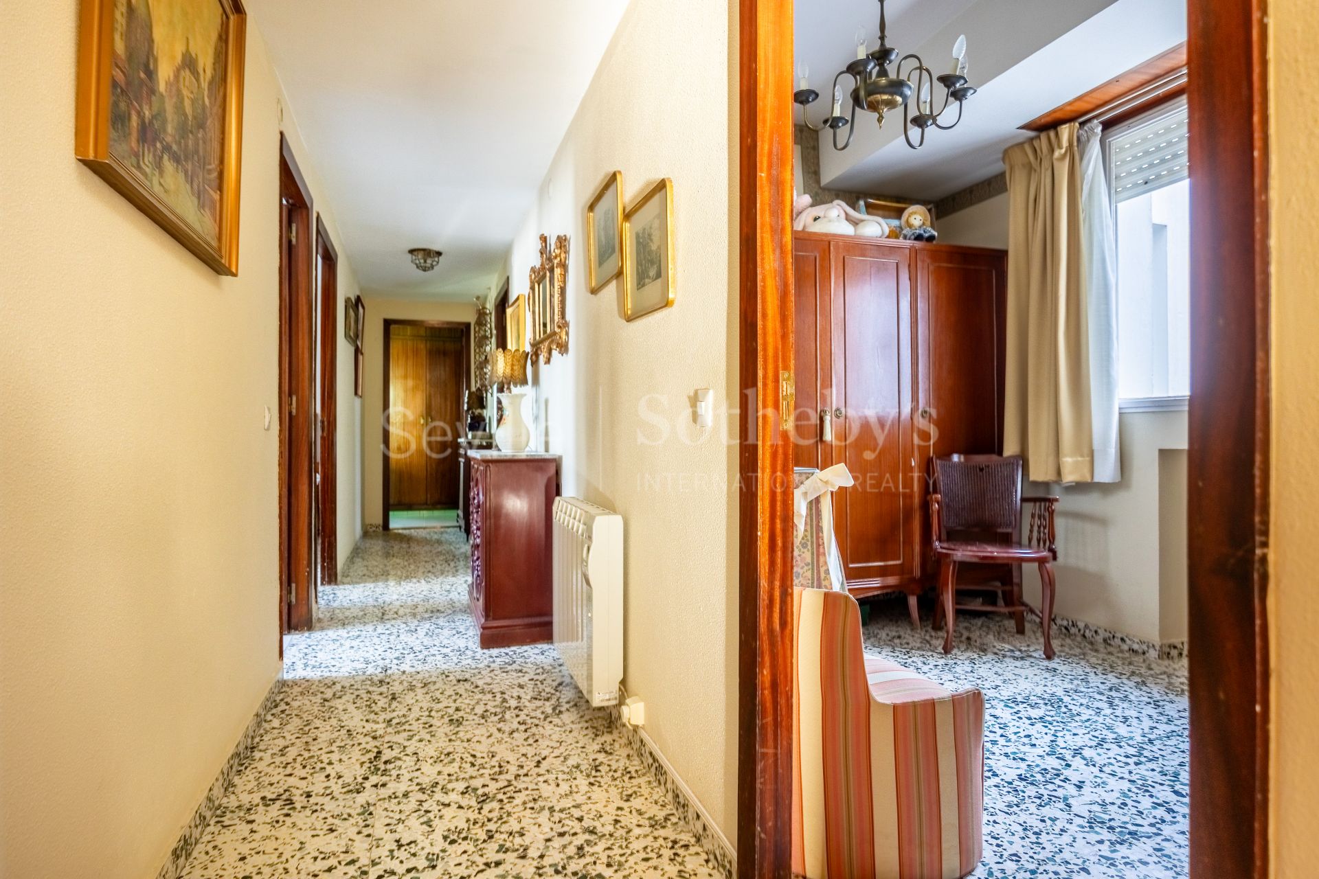 Five-room property in Seville's historic center and parking place
