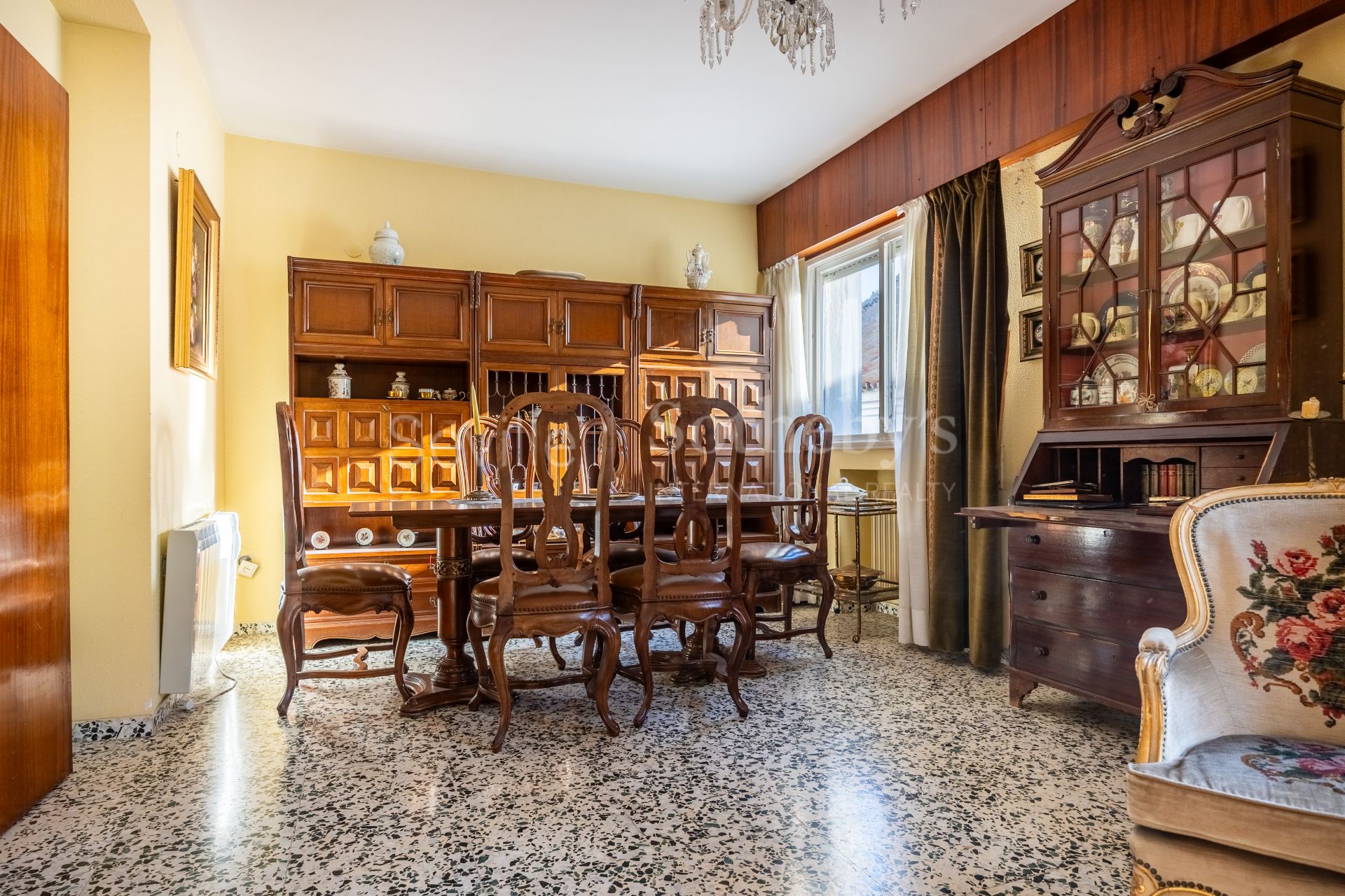 Five-room property in Seville's historic center and parking place