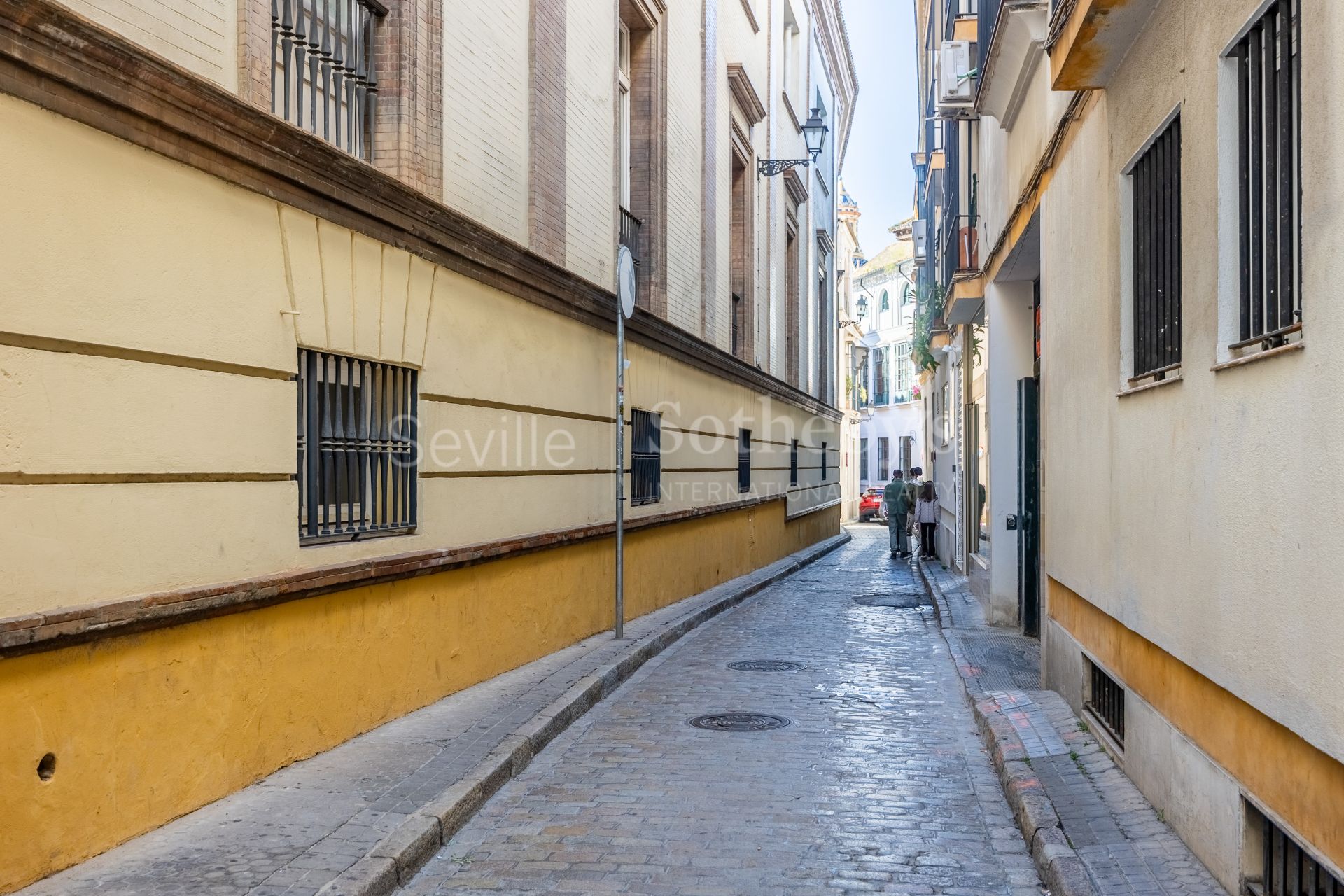 Five-room property in Seville's historic center and parking place
