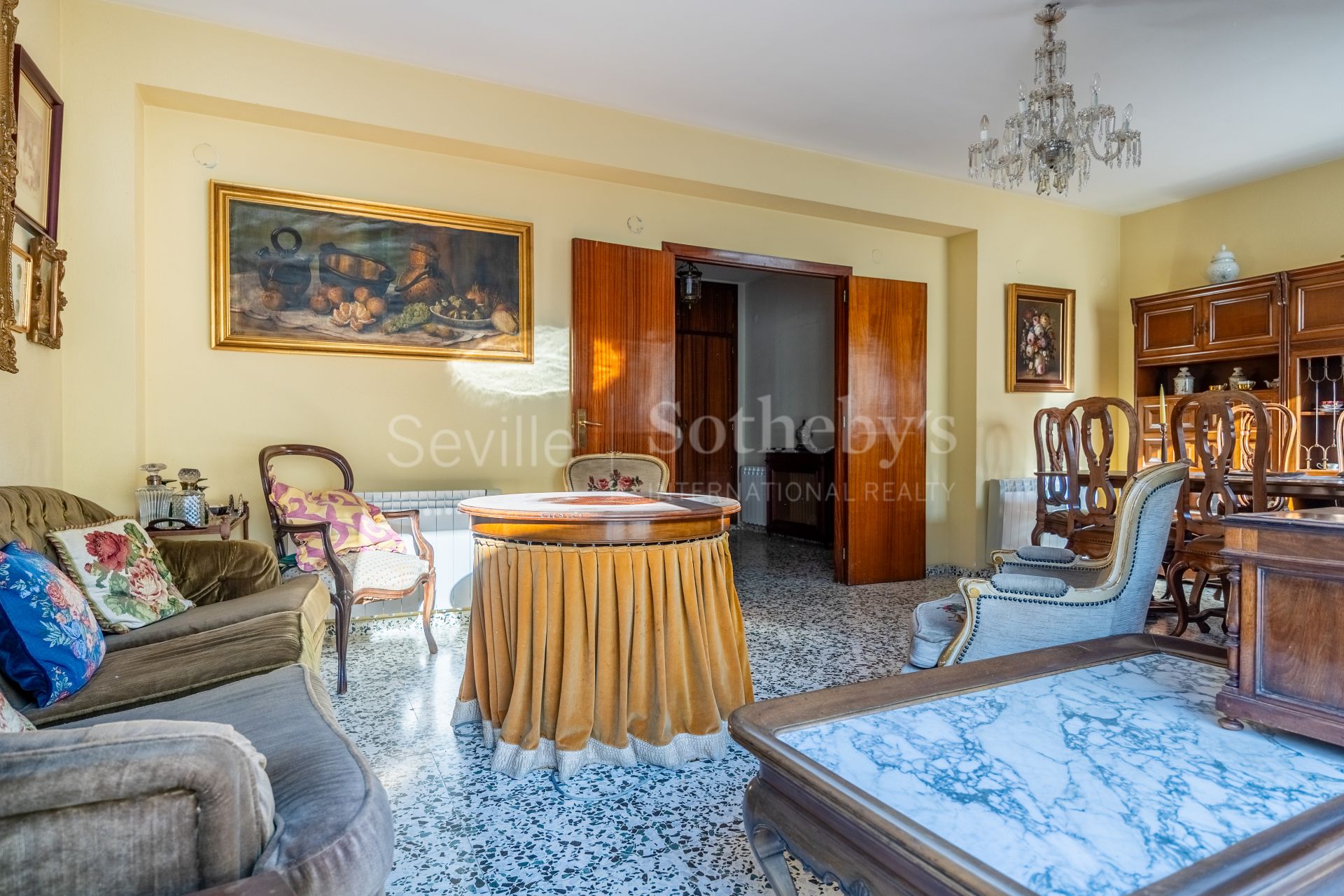Five-room property in Seville's historic center and parking place