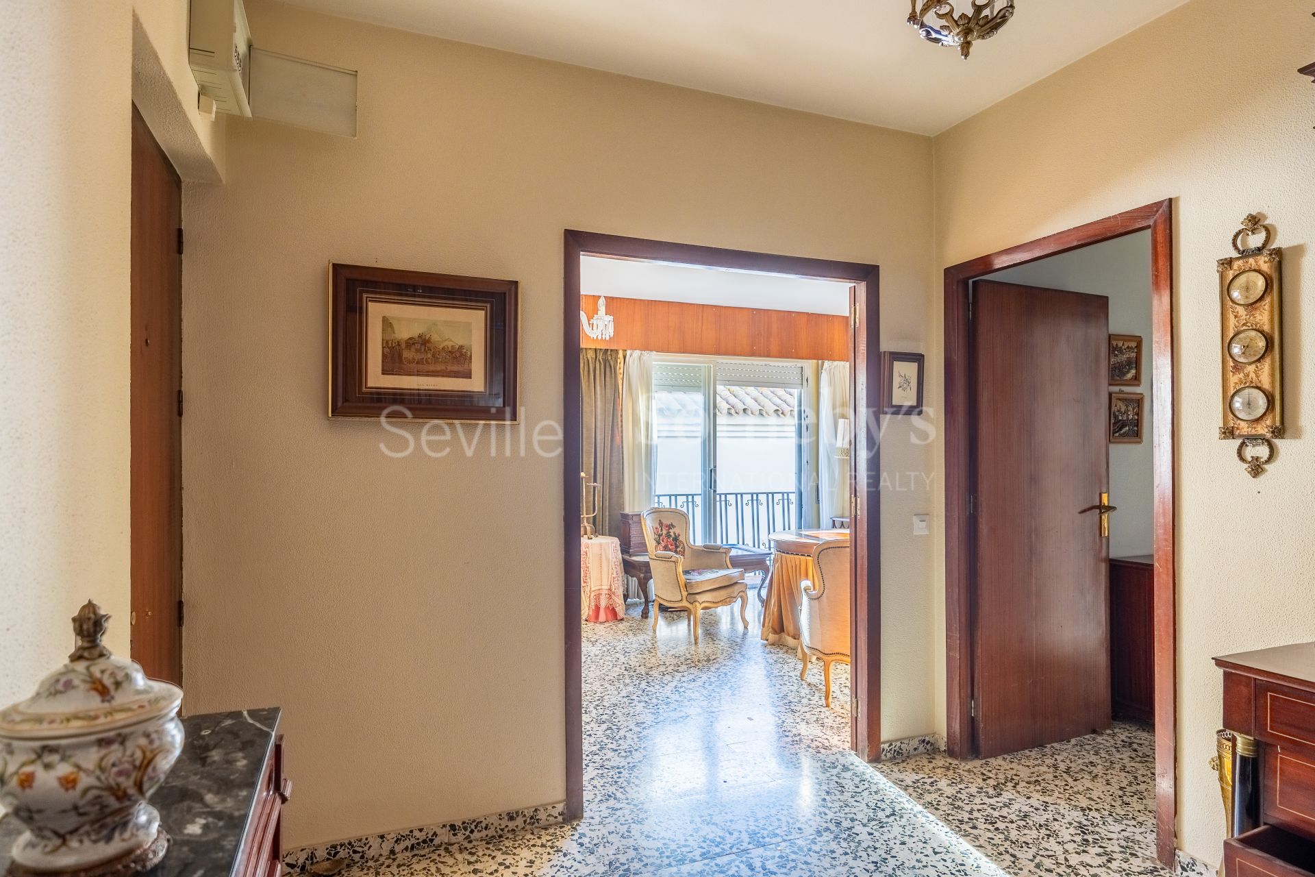Five-room property in Seville's historic center and parking place