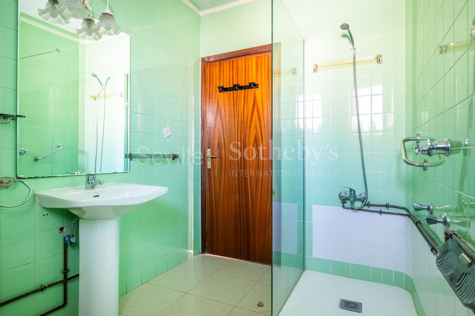 Five-room property in Seville's historic center and parking place