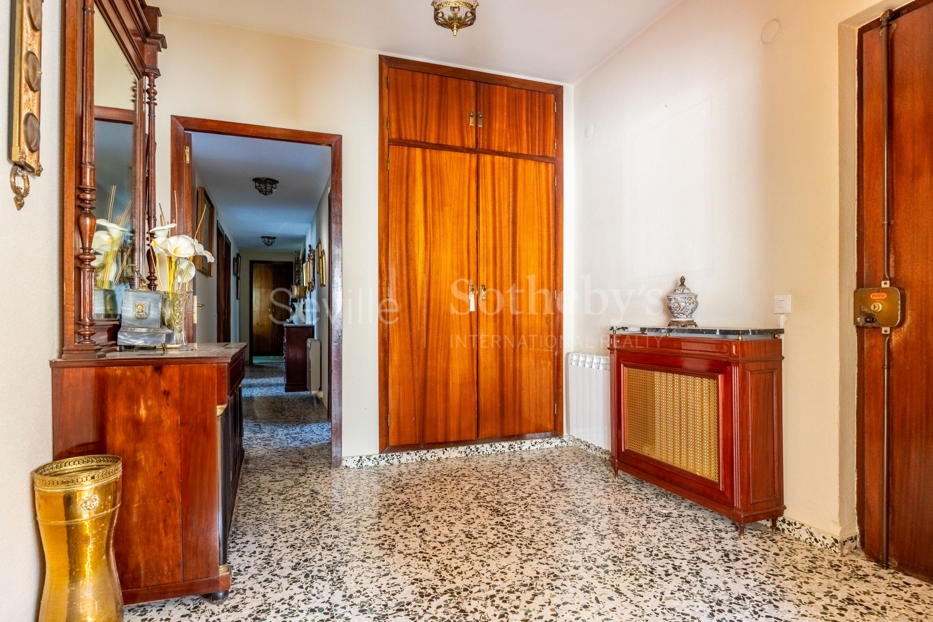 Five-room property in Seville's historic center and parking place