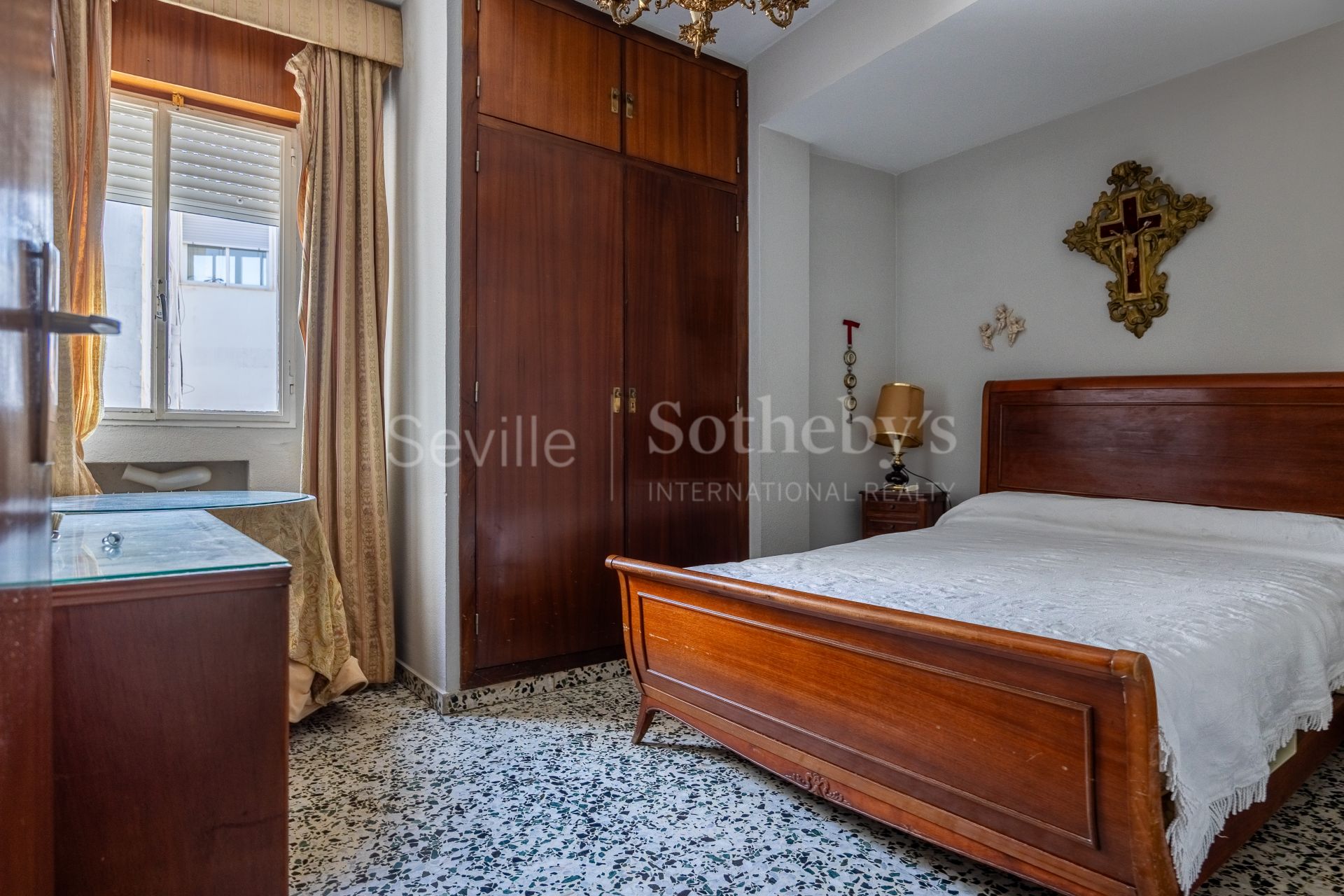 Five-room property in Seville's historic center and parking place