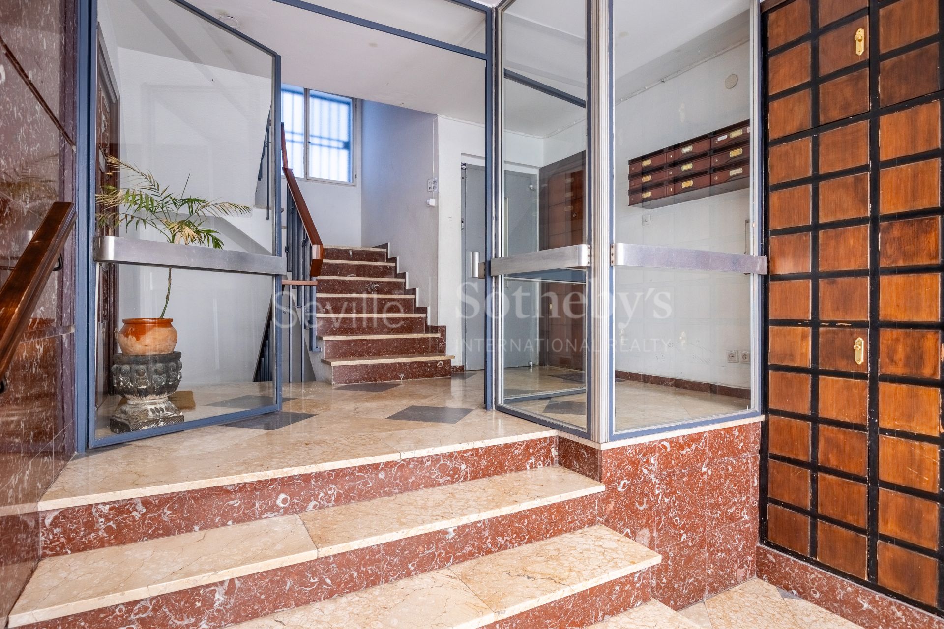 Five-room property in Seville's historic center and parking place