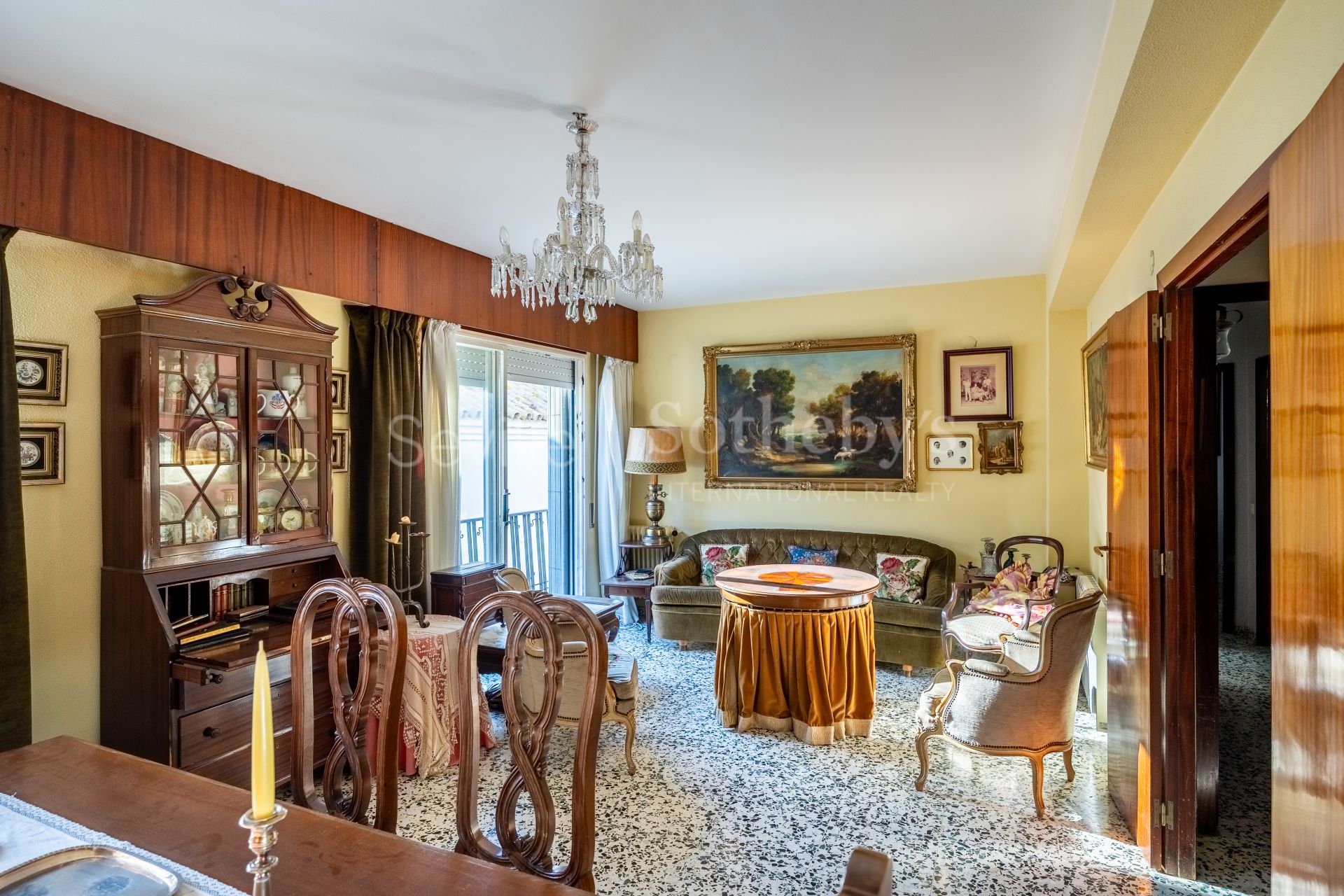 Five-room property in Seville's historic center and parking place