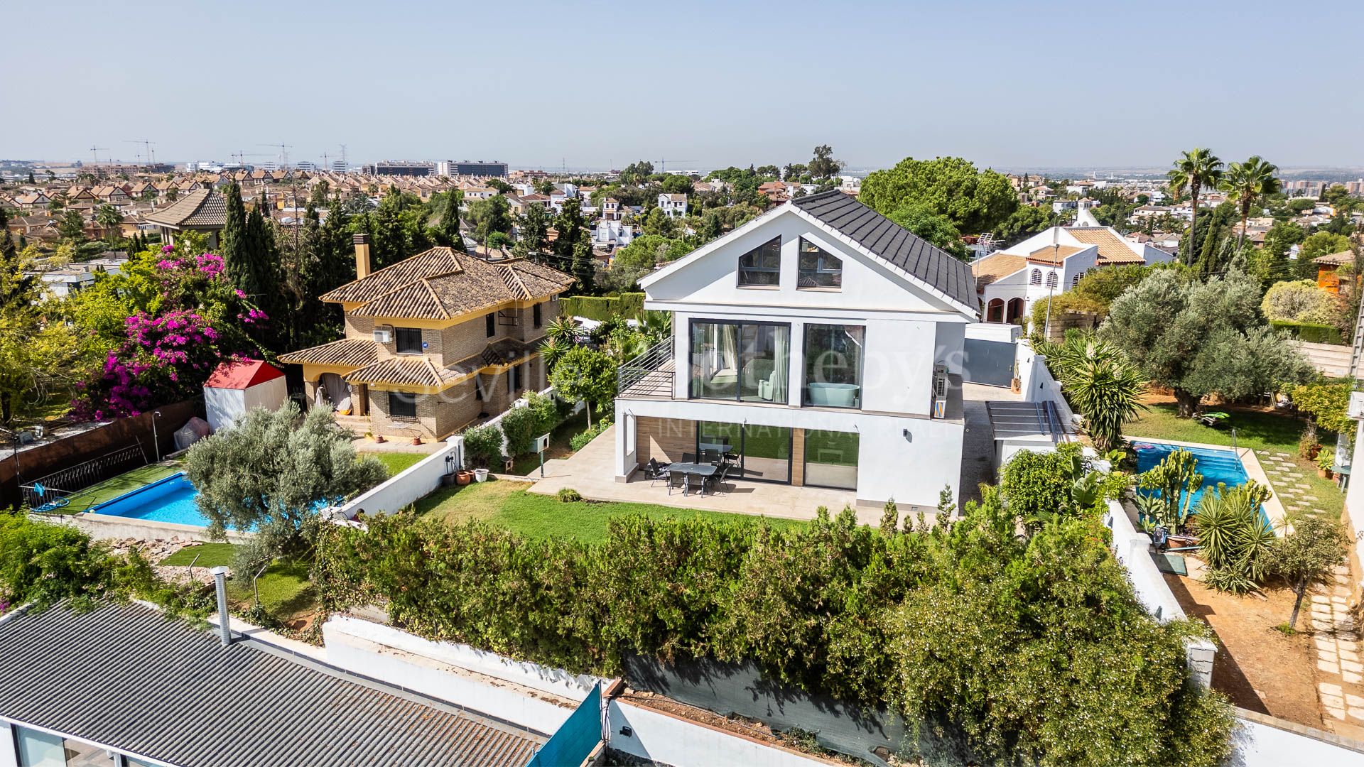 Contemporary Single-Family House Near Sevilla's Golf Club