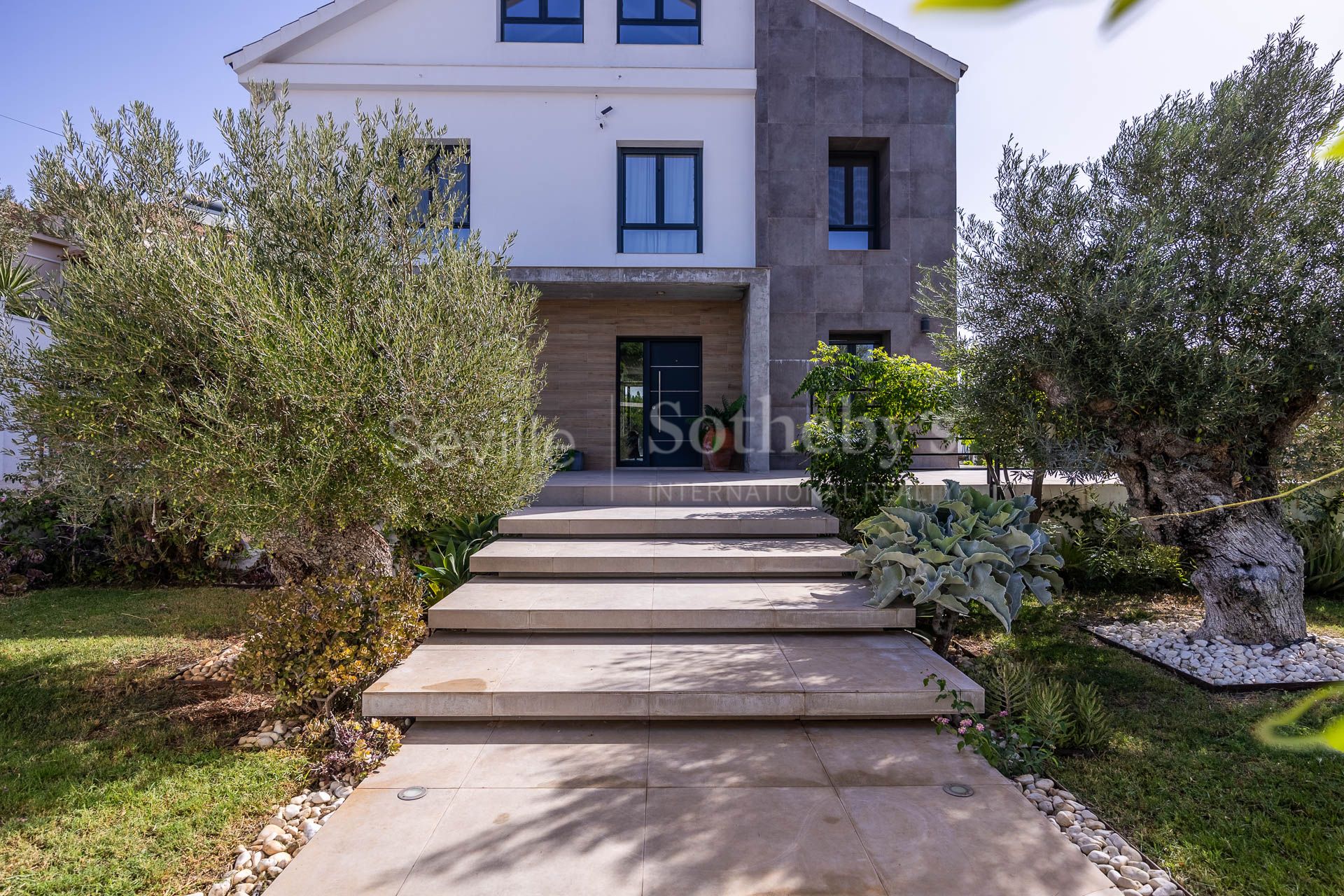 Contemporary Single-Family House Near Sevilla's Golf Club