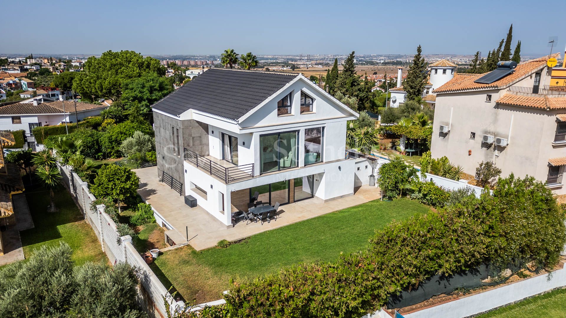 Contemporary Single-Family House Near Sevilla's Golf Club