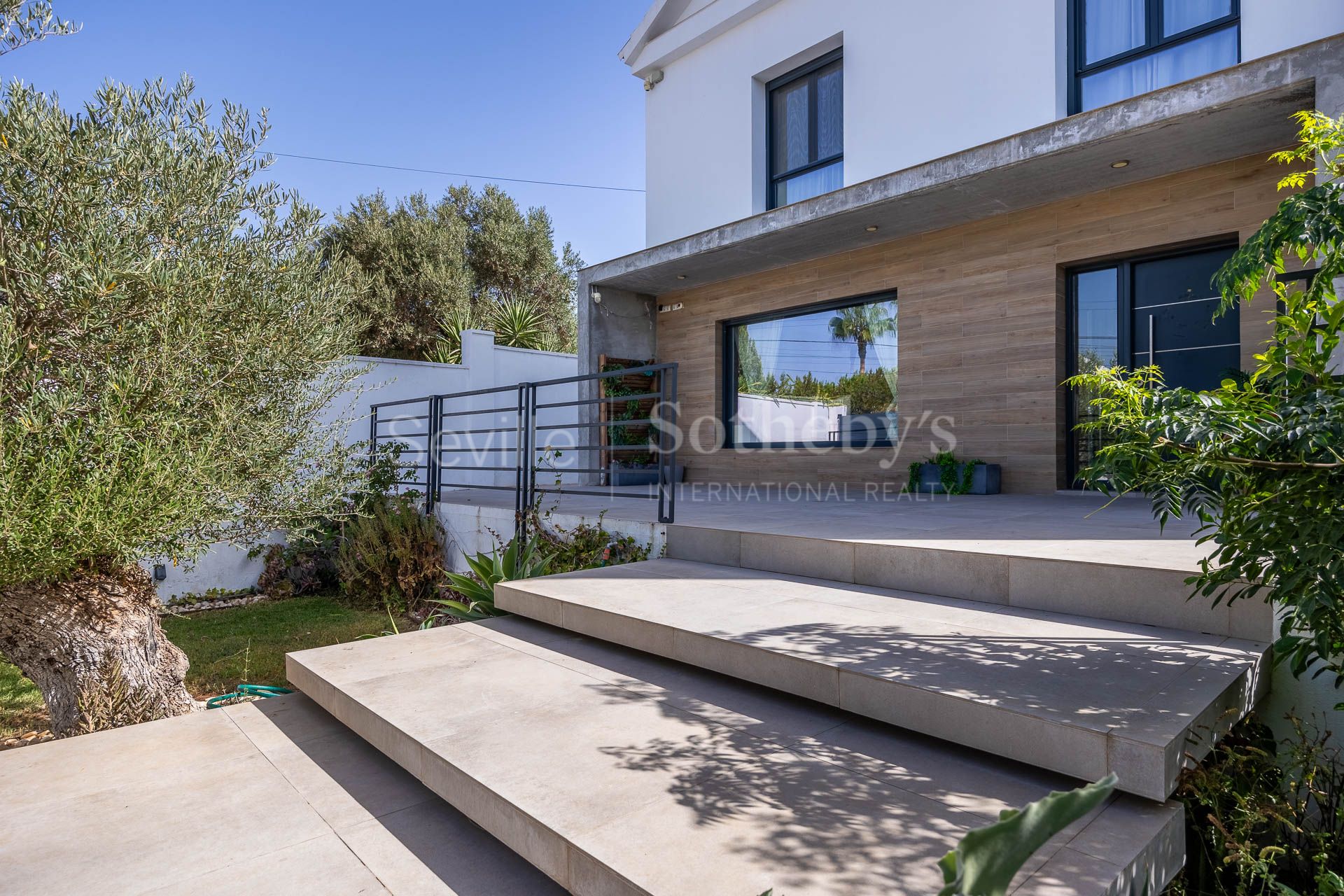 Contemporary Single-Family House Near Sevilla's Golf Club