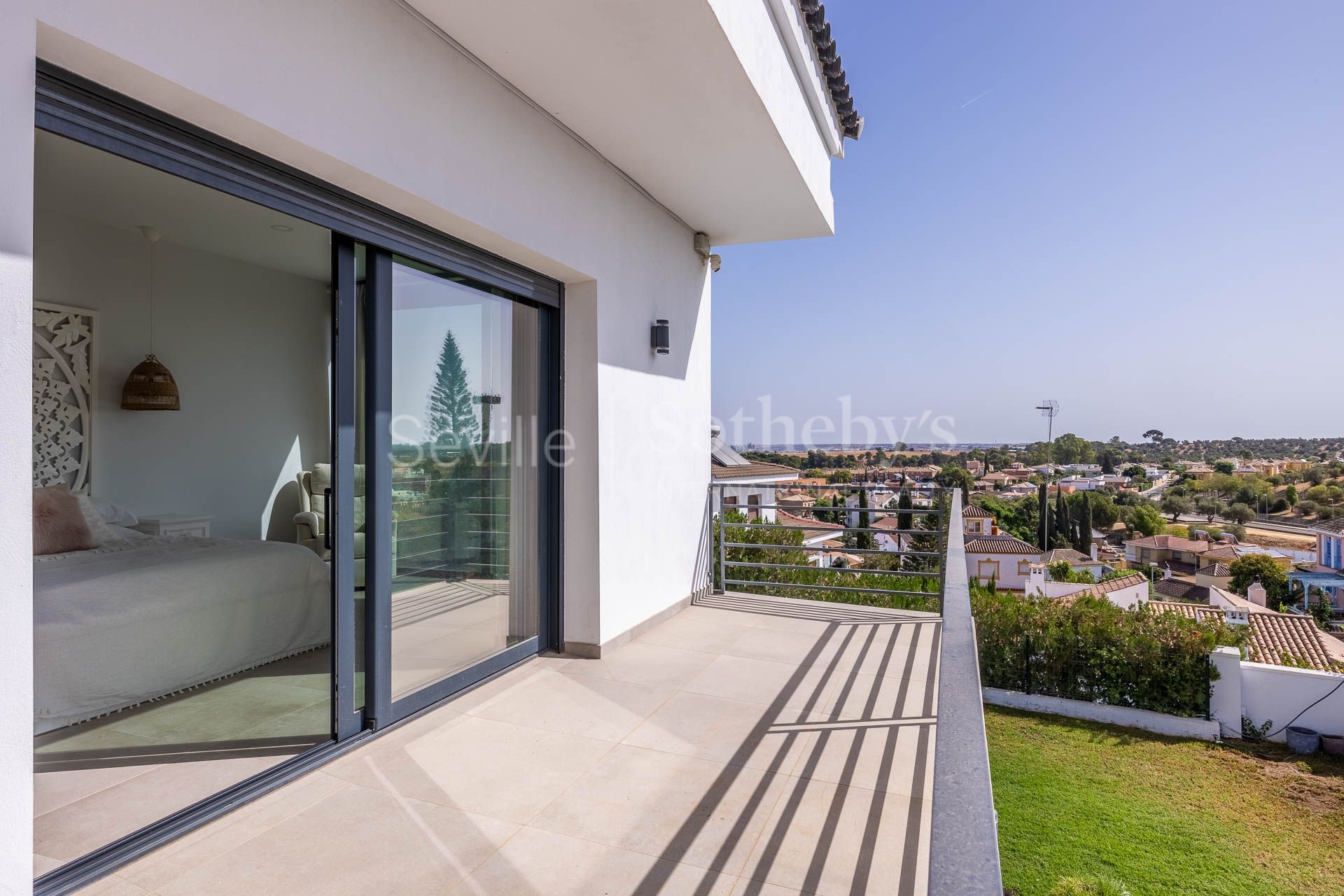 Contemporary Single-Family House Near Sevilla's Golf Club