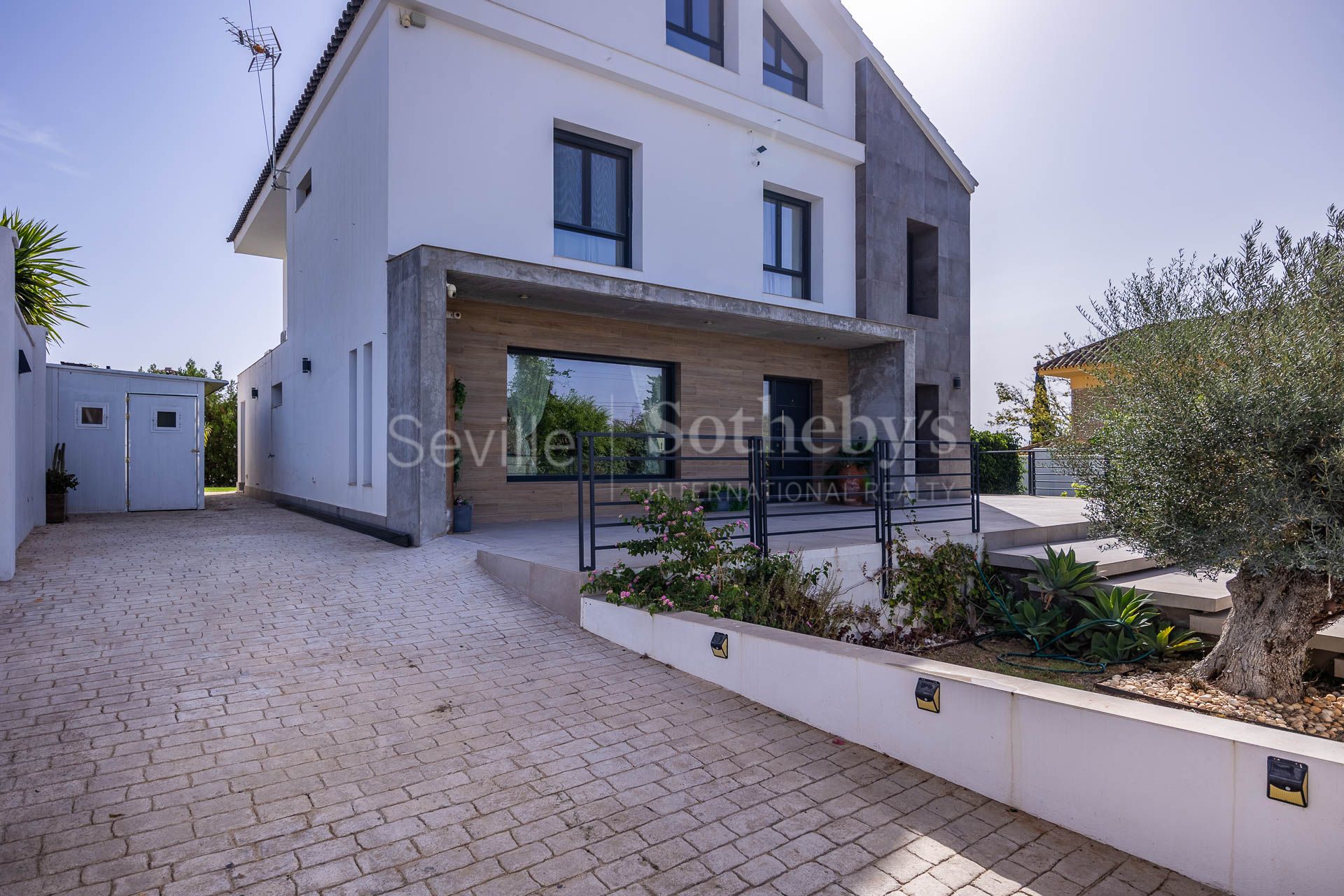 Contemporary Single-Family House Near Sevilla's Golf Club