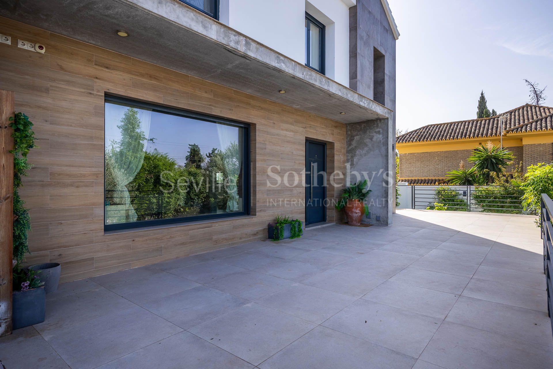 Contemporary Single-Family House Near Sevilla's Golf Club