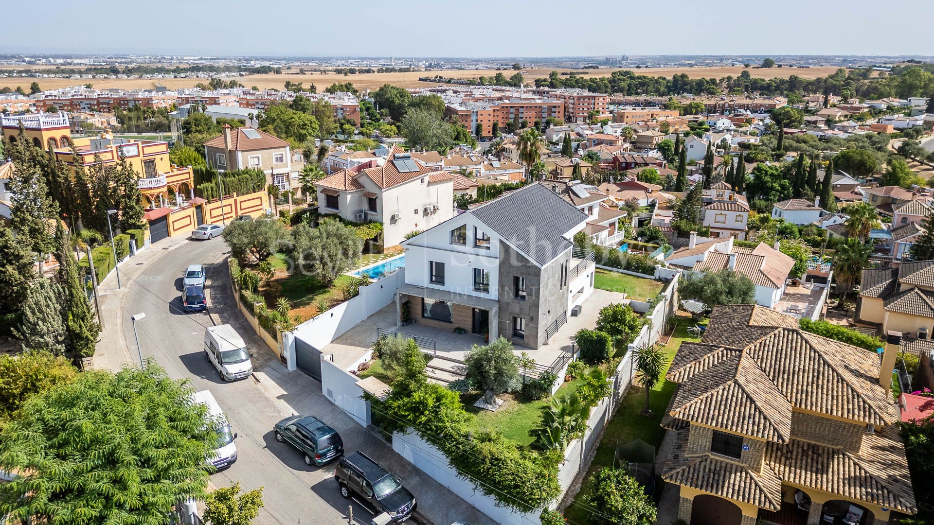 Contemporary Single-Family House Near Sevilla's Golf Club