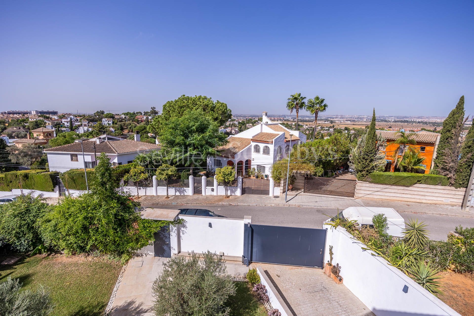 Contemporary Single-Family House Near Sevilla's Golf Club