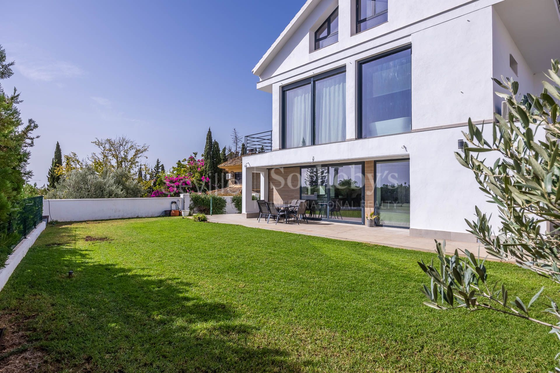 Contemporary Single-Family House Near Sevilla's Golf Club