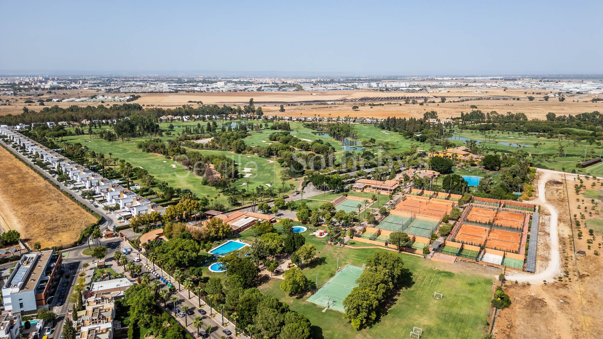 Property in the gated community of Sevilla Golf