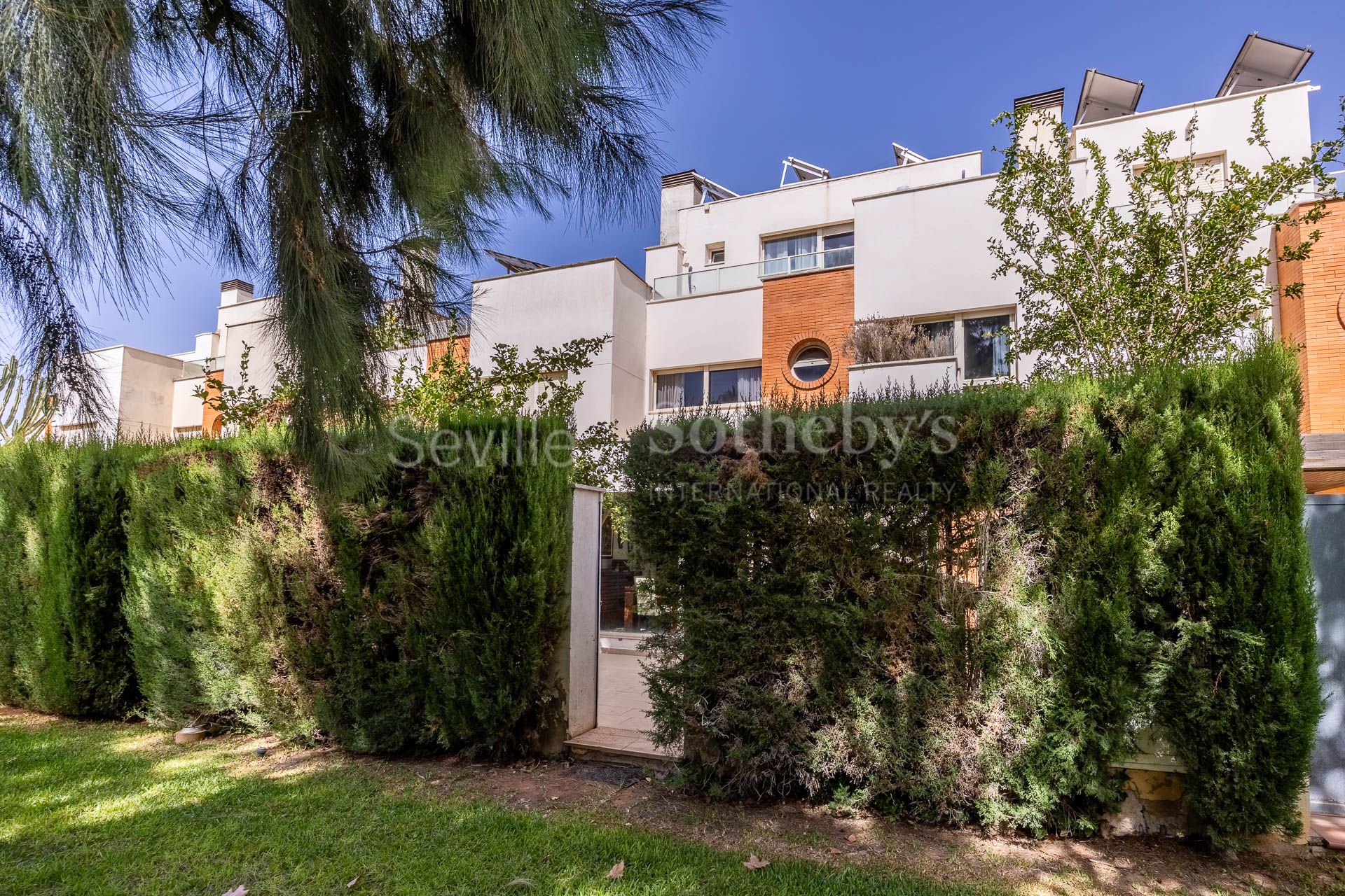 Property in the gated community of Sevilla Golf