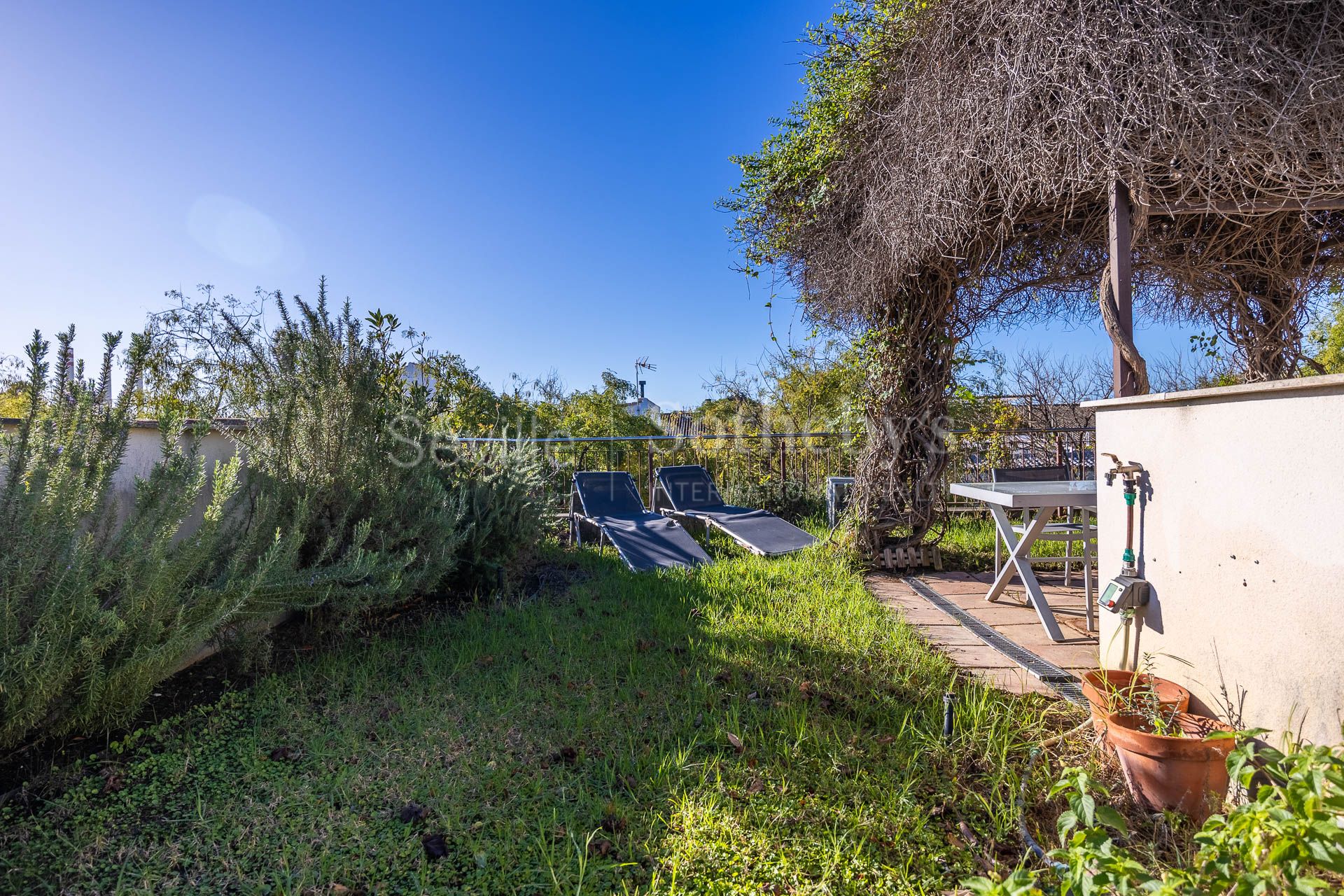 Casa exclusiva con terraza en La Barriada España