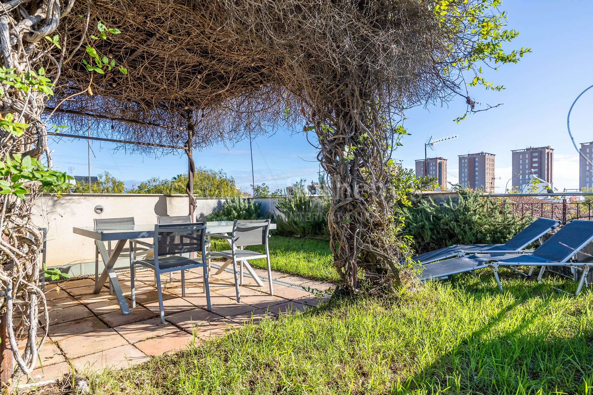 Casa exclusiva con terraza en La Barriada España