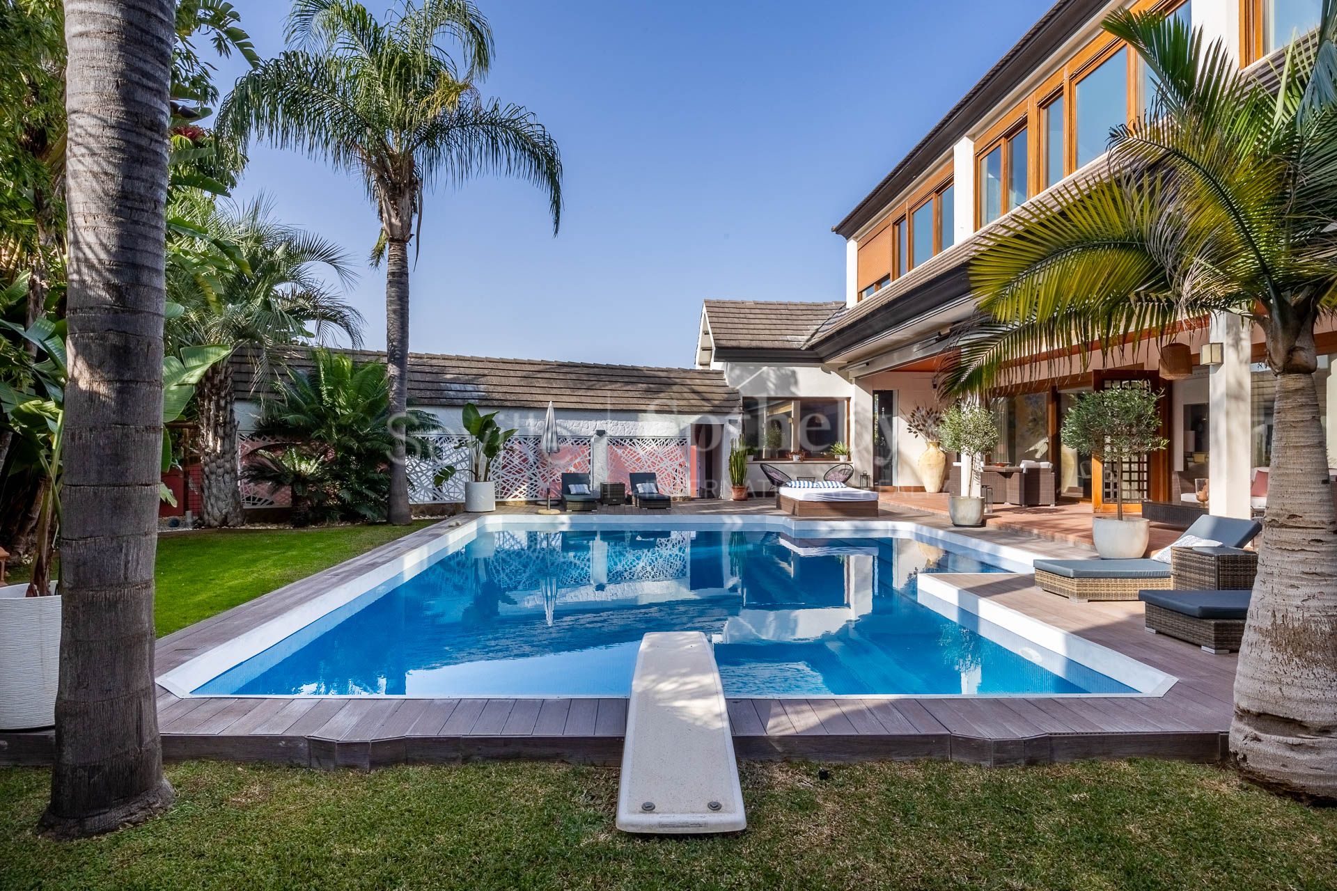 Elegante propiedad independiente en Simón Verde con jardín y piscina