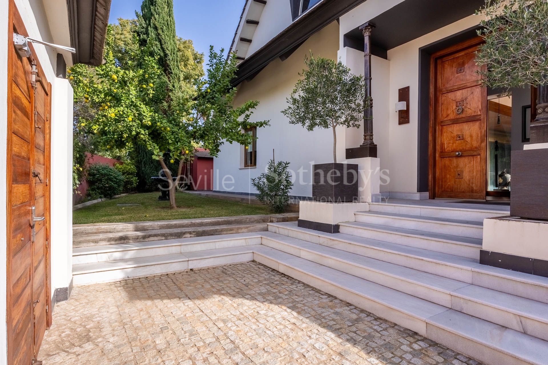 Elegante propiedad independiente en Simón Verde con jardín y piscina