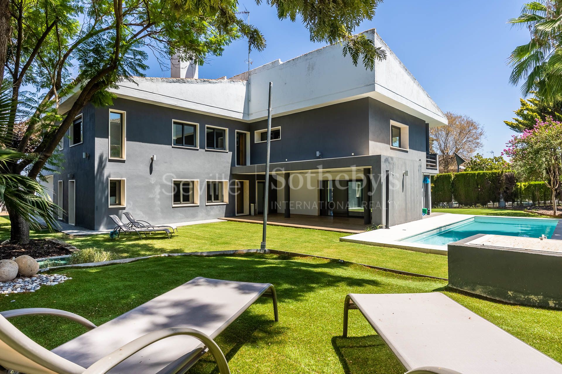 Casa independiente con piscina en la urbanización privada de Las Canteras