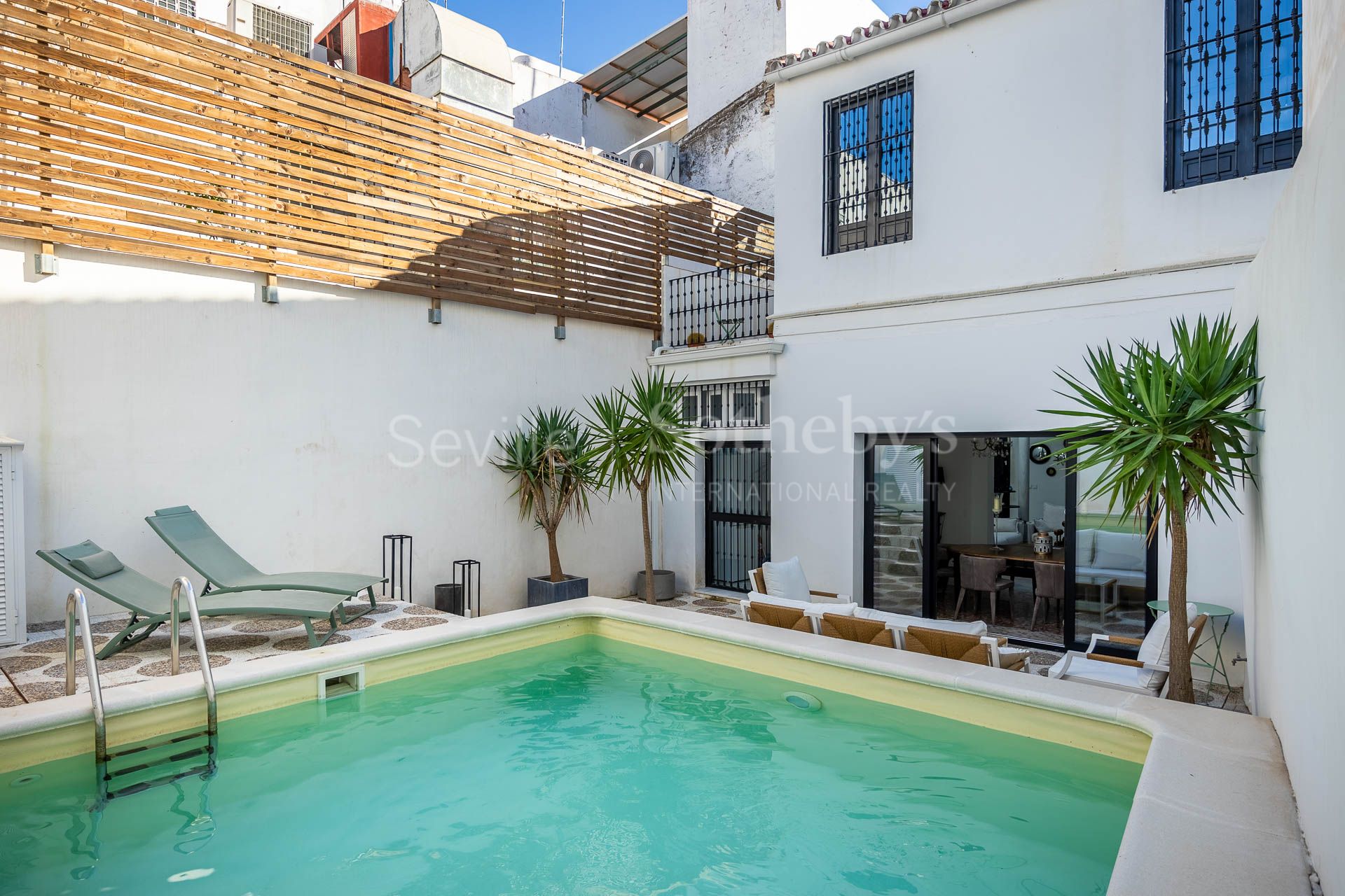 Renovated house with a private pool and tourist license