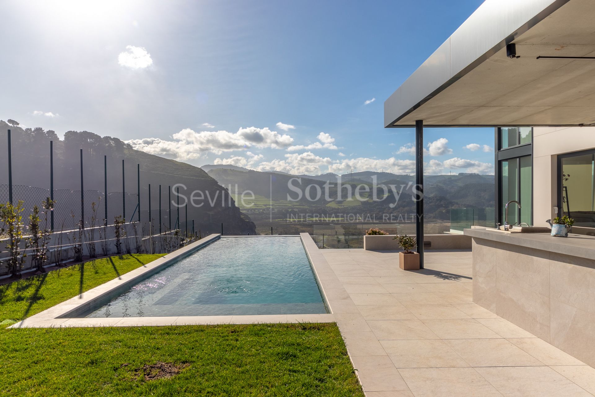 Exclusive residence with panoramic views of the Cantabrian Sea