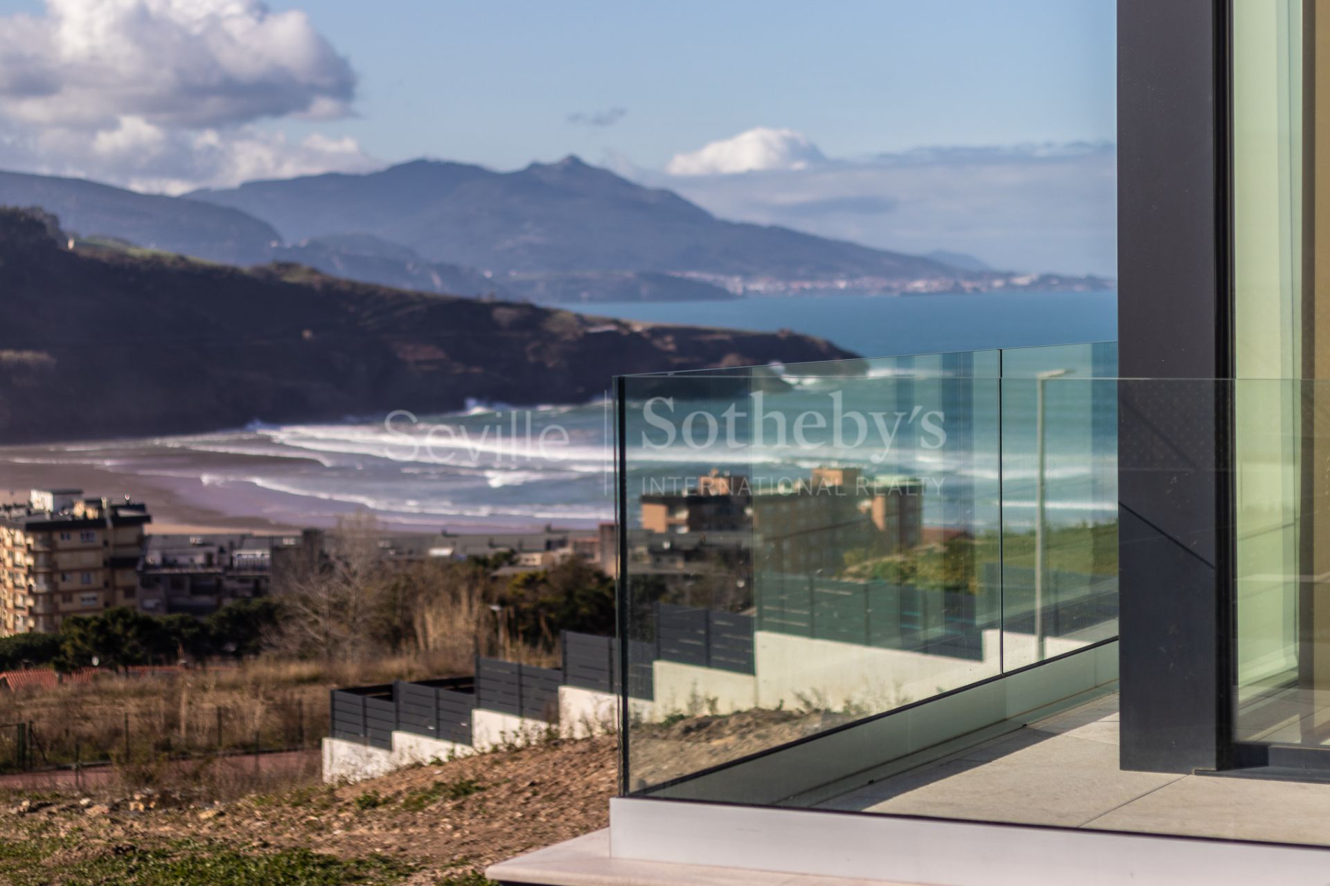 Exclusiva vivienda con vistas panorámicas al mar Cantábrico