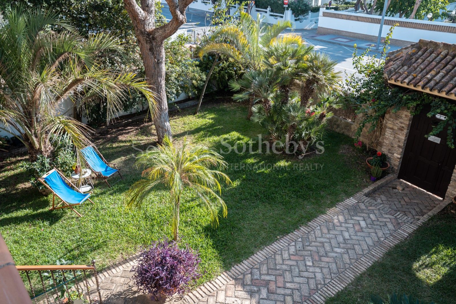 Hotel con vistas al mar en urbanización de La Barrosa (Chiclana de la Frontera)