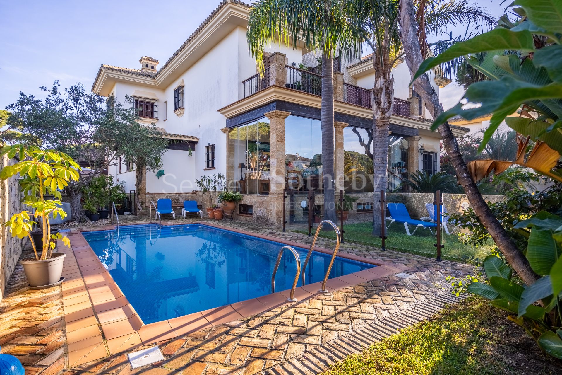 Seafront hotel in La Barrosa area