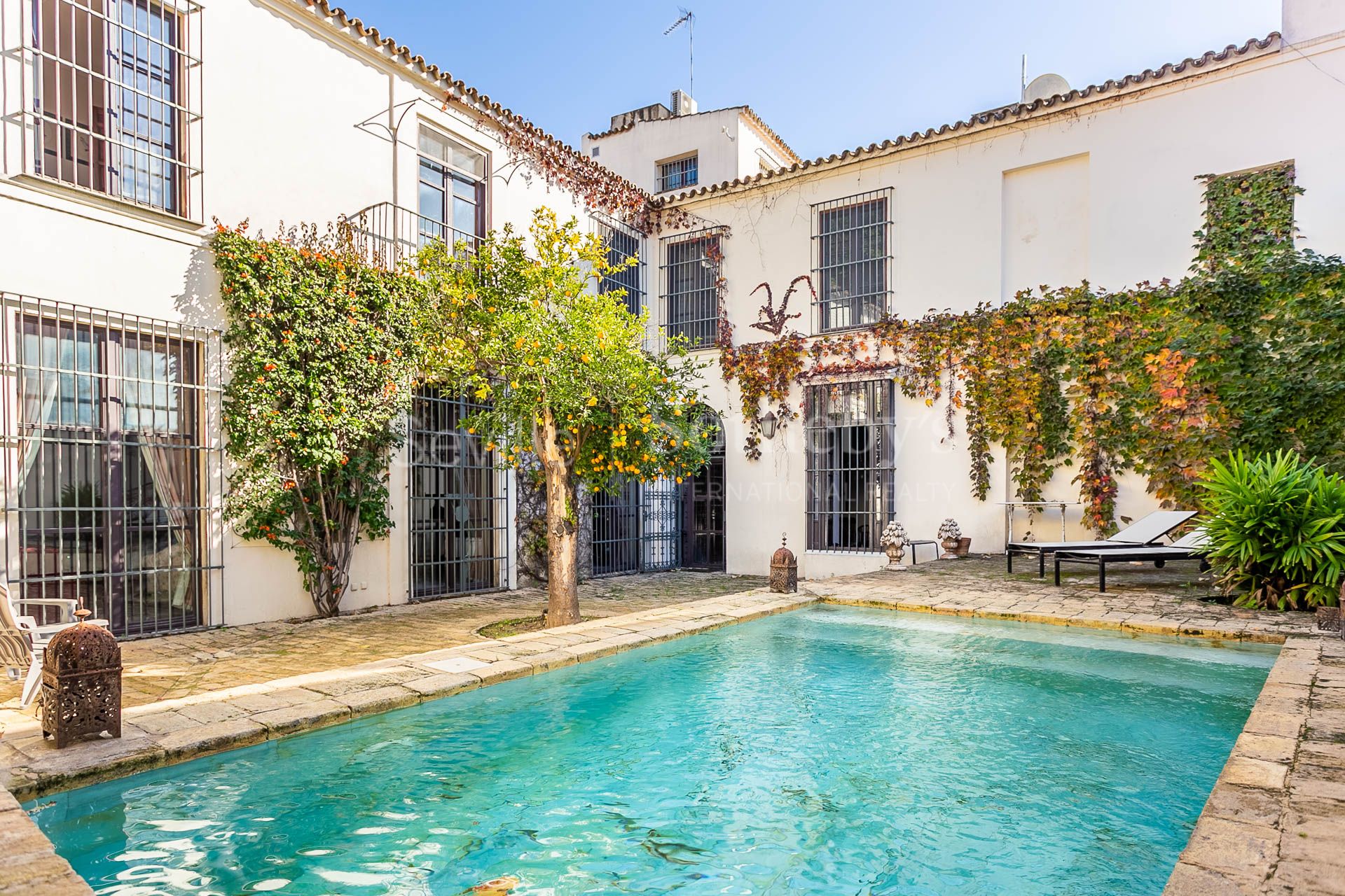 Casa restaurada con piscina y vistas panorámicas en el casco antiguo