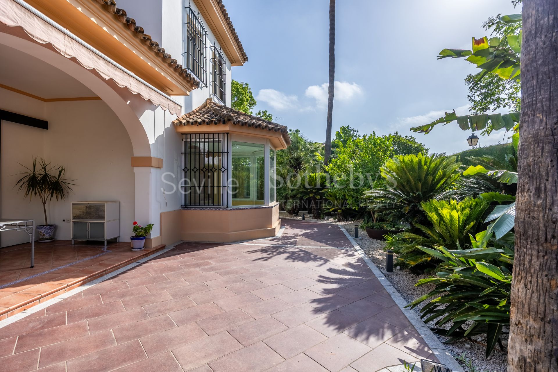 Exclusive detached home with mature garden in El Zaudín