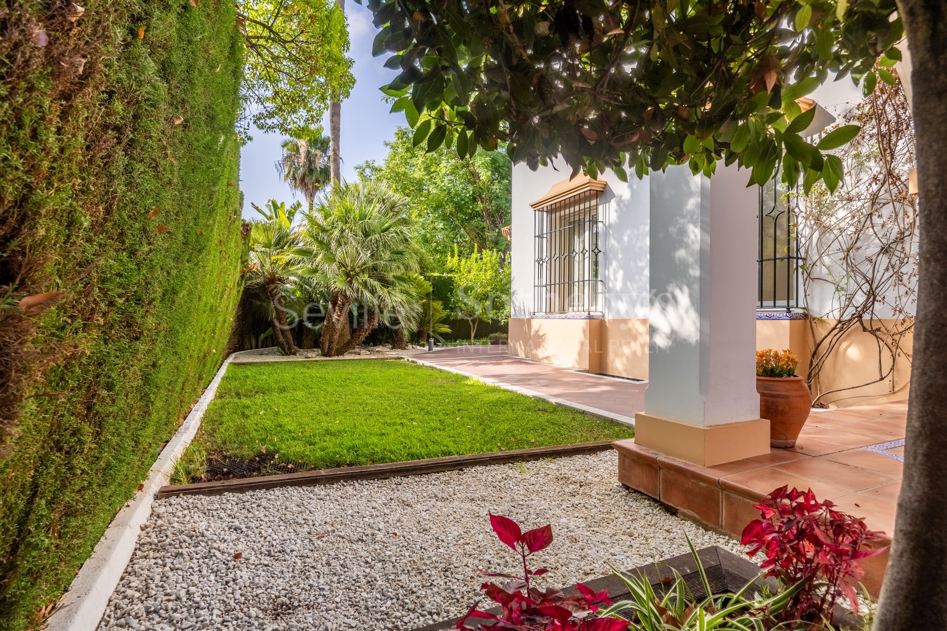 Exclusive detached home with mature garden in El Zaudín