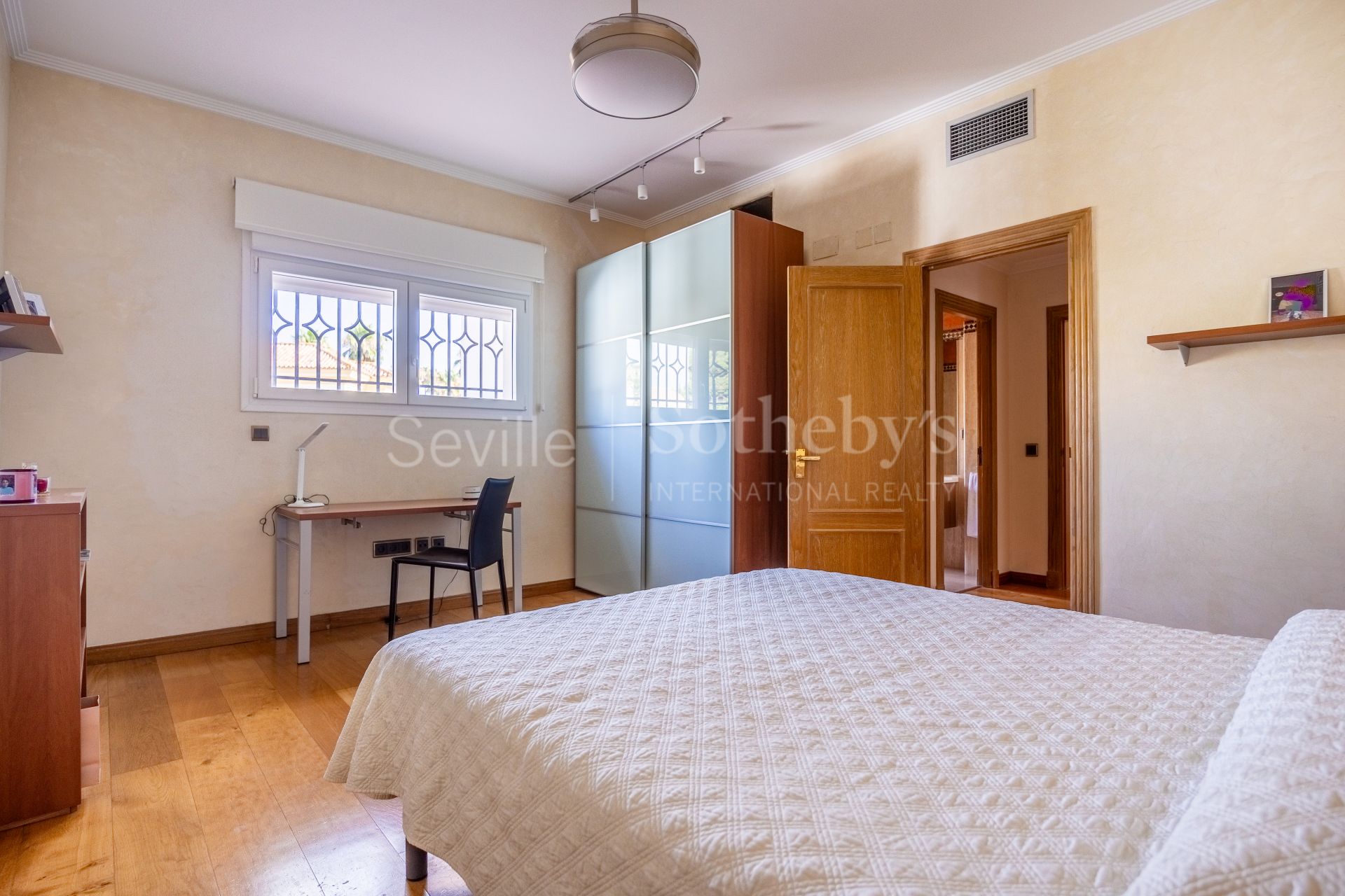 Exclusive detached home with mature garden in El Zaudín