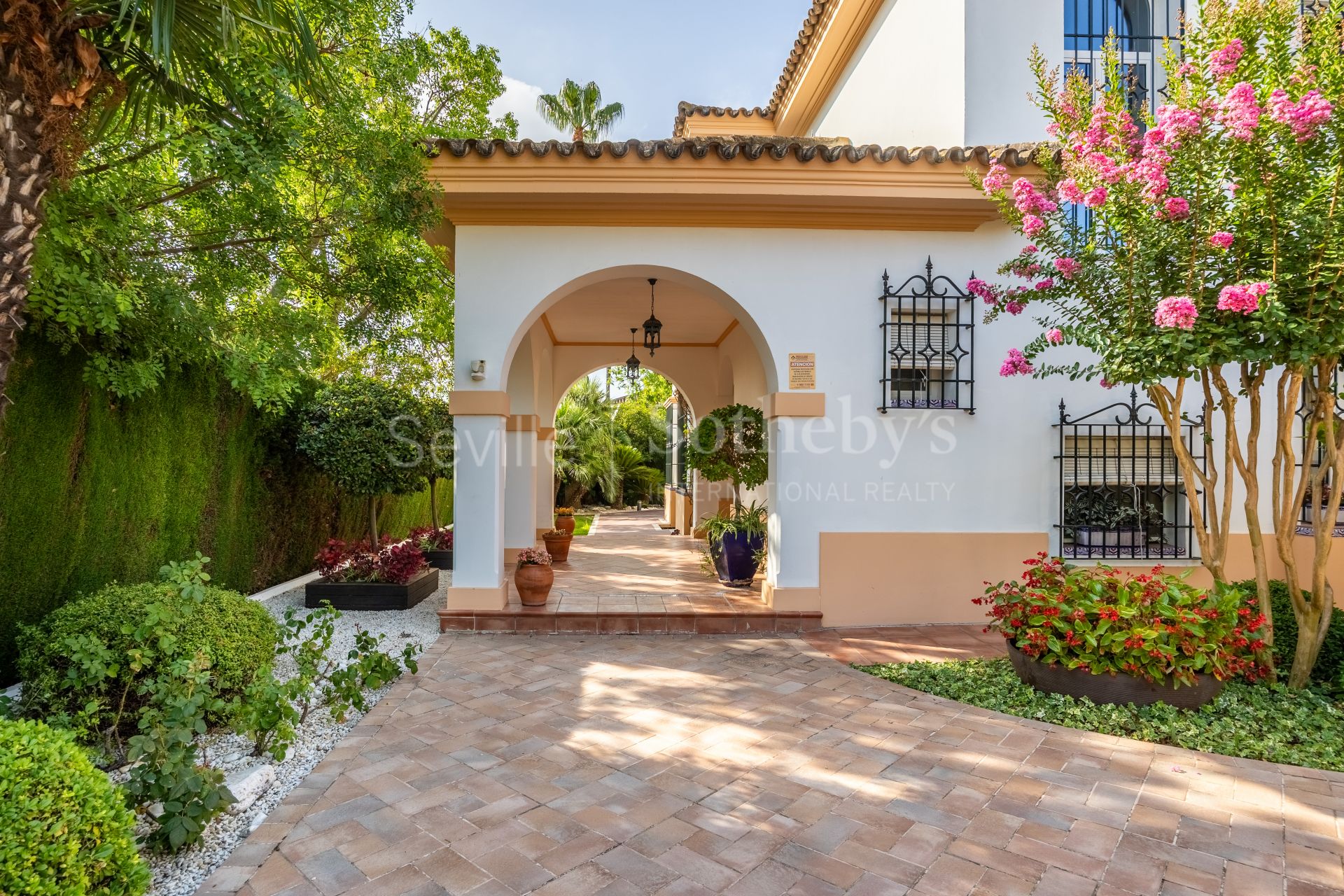 Exclusive detached home with mature garden in El Zaudín