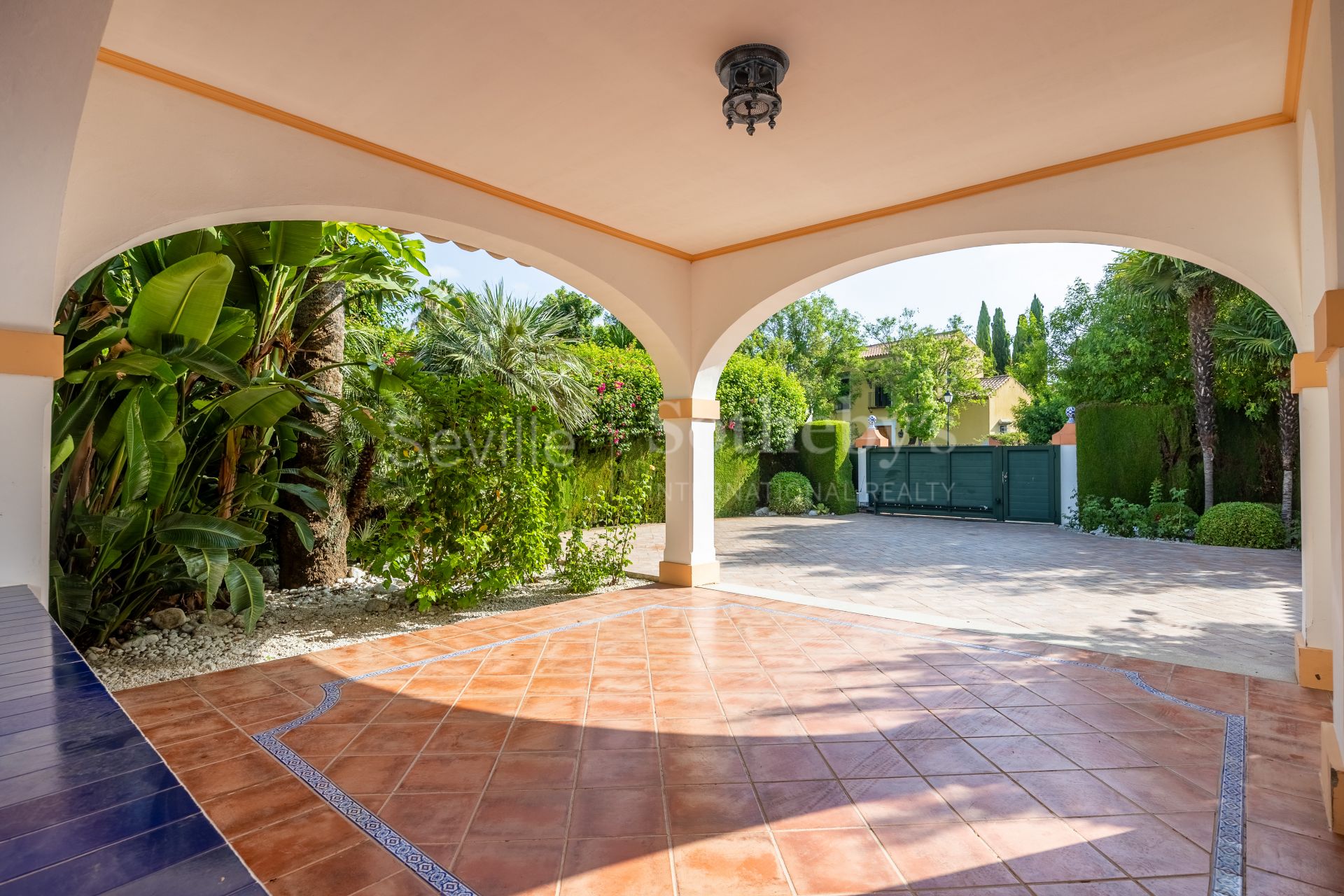 Exclusive detached home with mature garden in El Zaudín