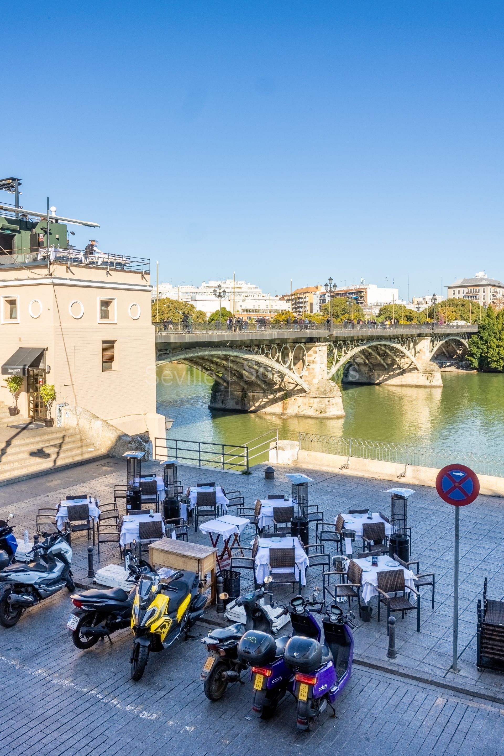 Apartment with views of the Triana Bridge, Altozano, the Cathedral, and the Torre del Oro.