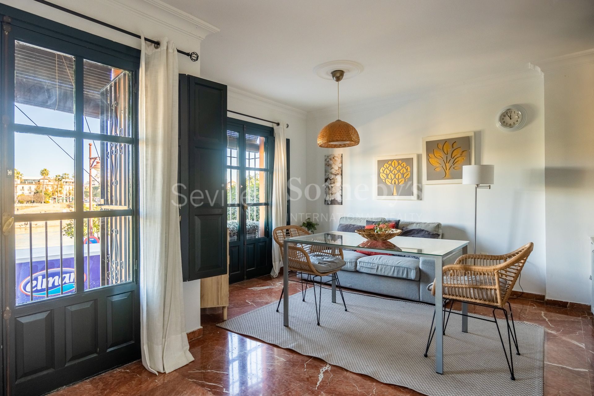 Apartment with views of the Triana Bridge, Altozano, the Cathedral, and the Torre del Oro.