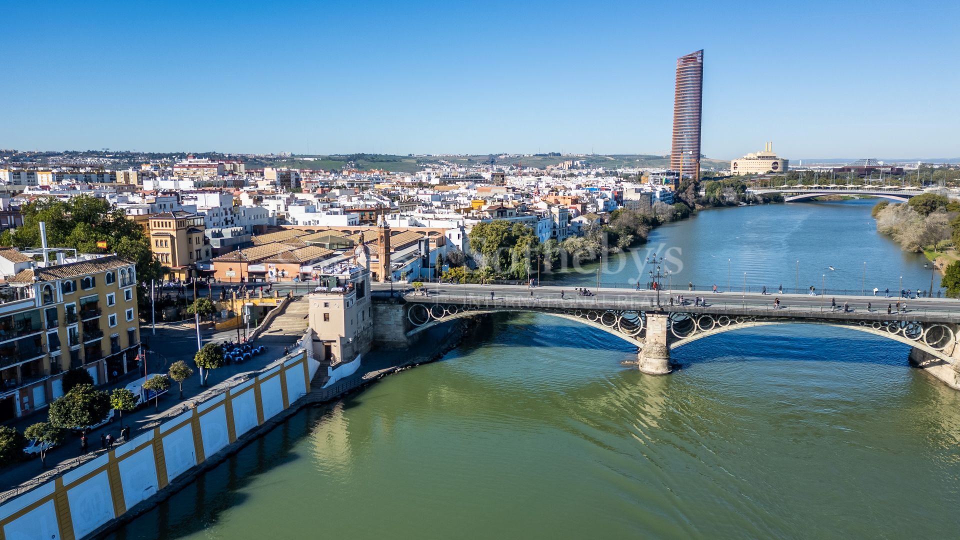 Apartment with views of the Triana Bridge, Altozano, the Cathedral, and the Torre del Oro.