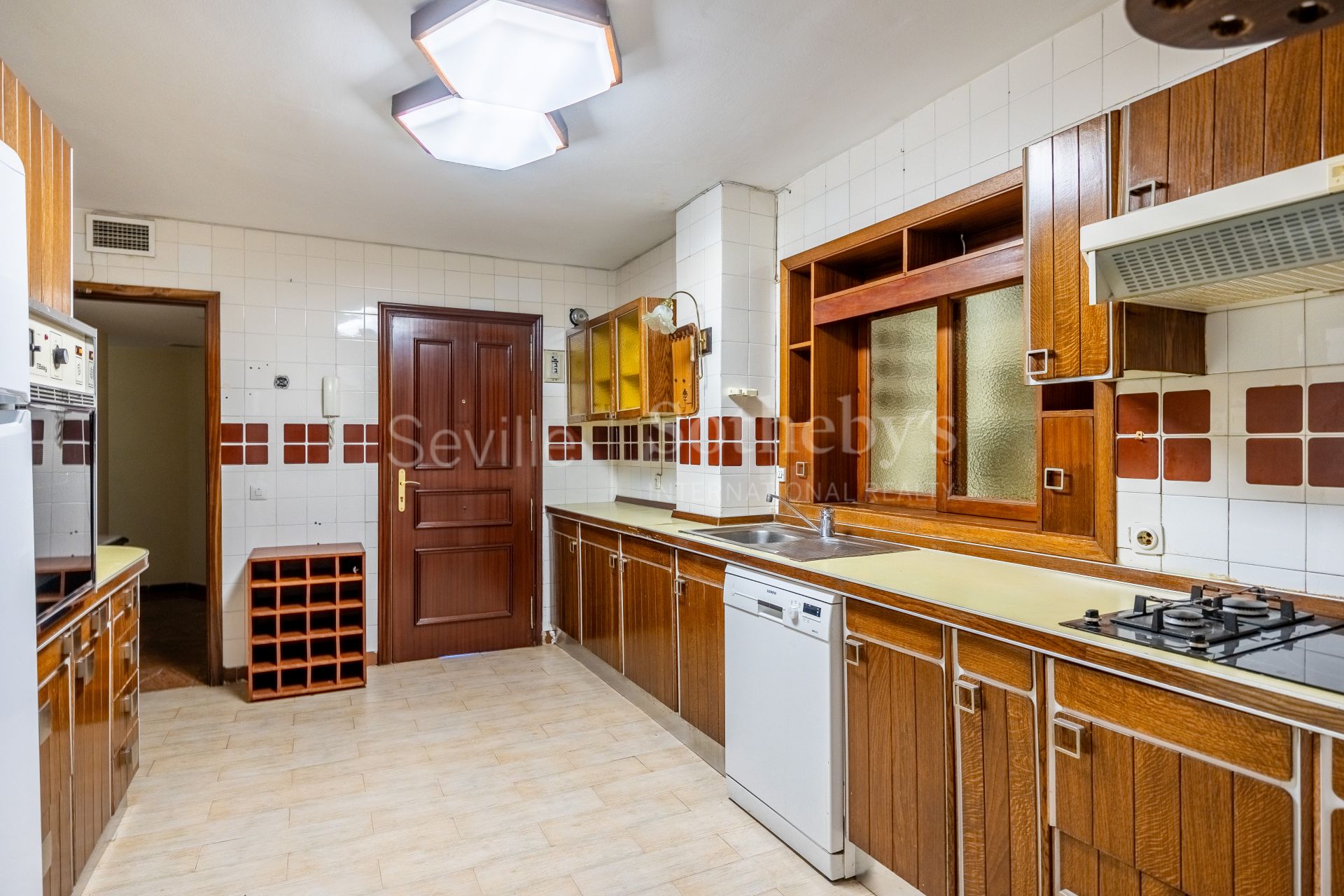 Apartment with views of the Triana Bridge, Altozano, the Cathedral, and the Torre del Oro.