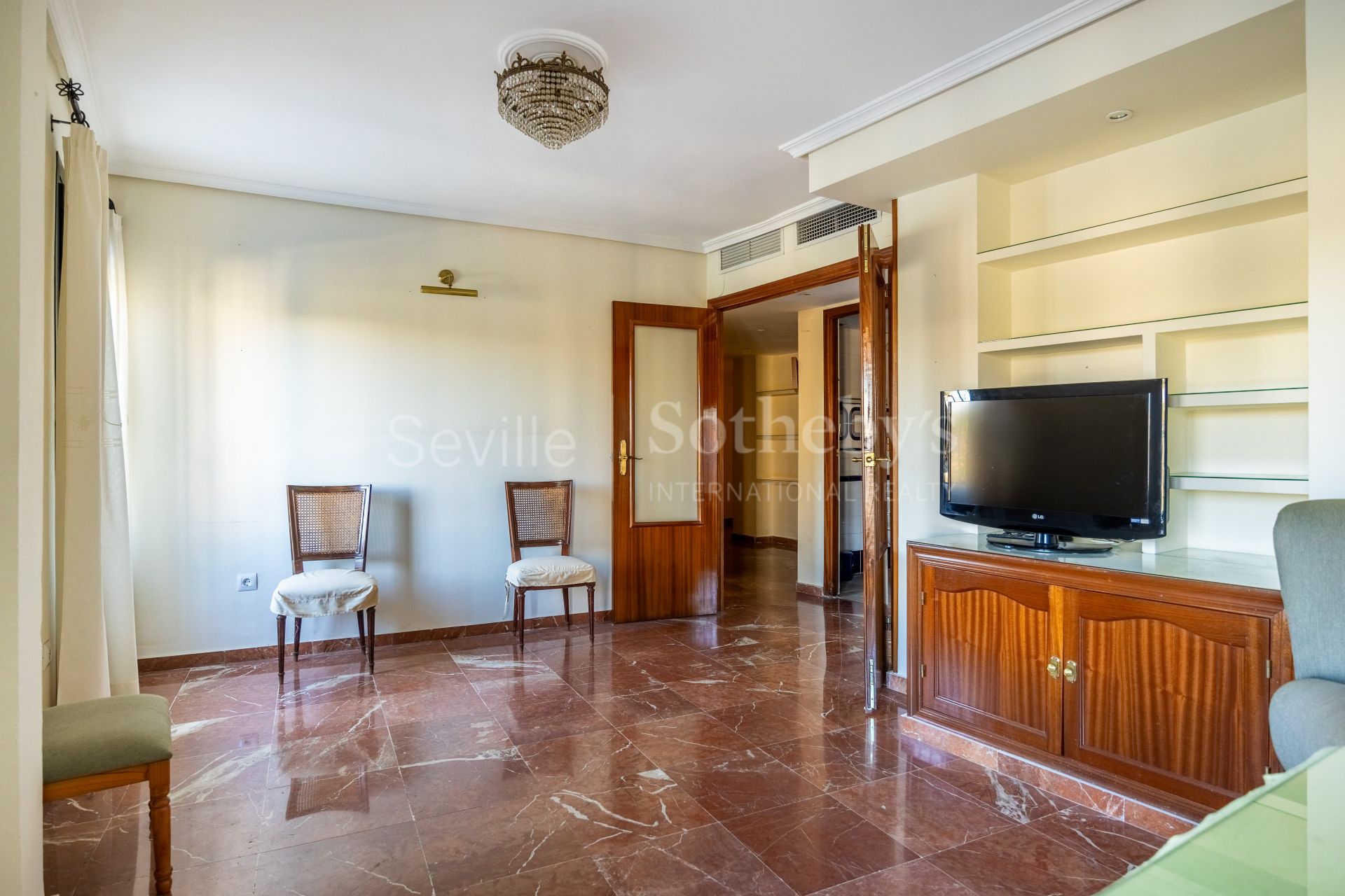 Apartment with views of the Triana Bridge, Altozano, the Cathedral, and the Torre del Oro.