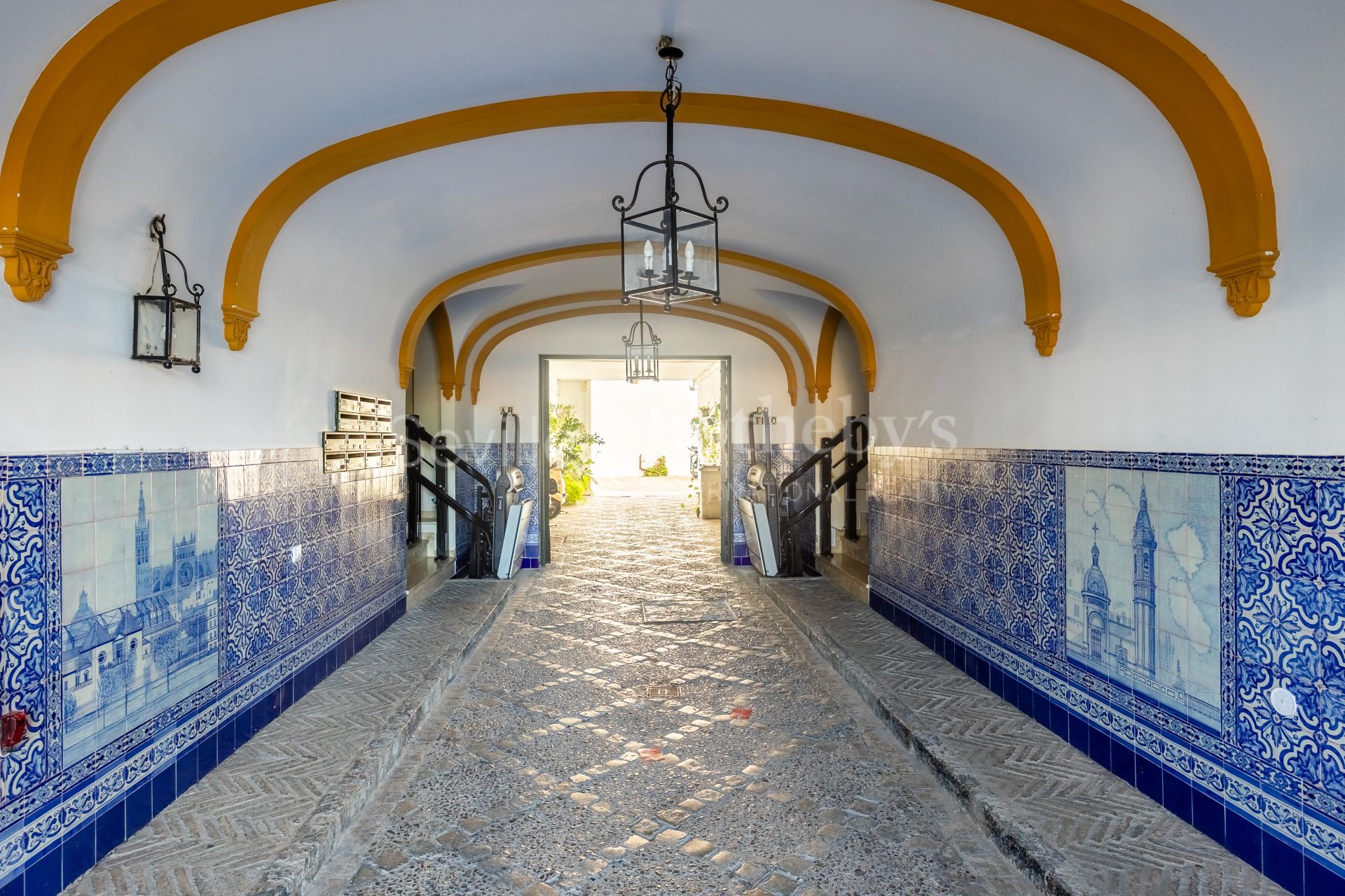 Apartment with views of the Triana Bridge, Altozano, the Cathedral, and the Torre del Oro.