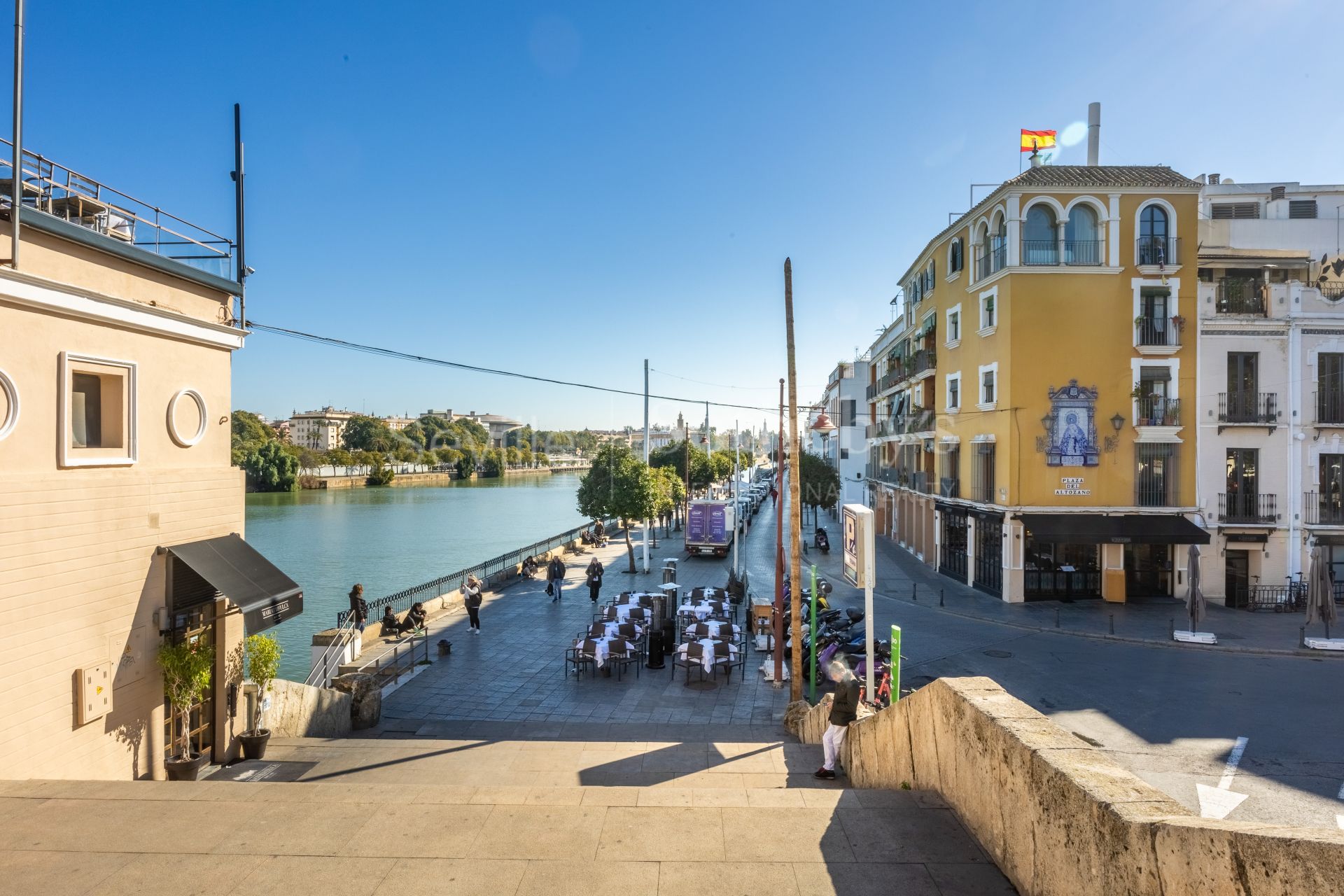 Apartment with views of the Triana Bridge, Altozano, the Cathedral, and the Torre del Oro.